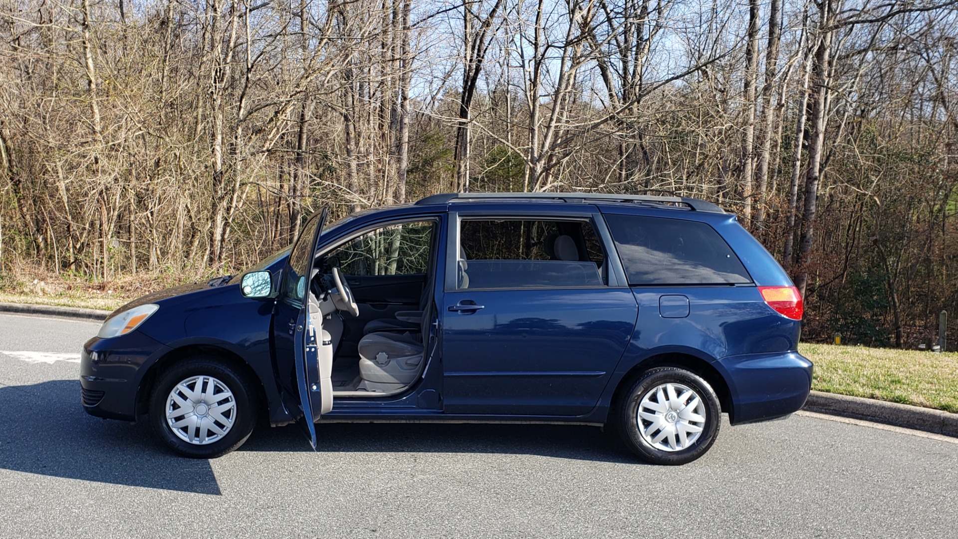 Used 2004 Toyota SIENNA LE 7-PASSENGER / ROOF RACK / PWR WNDWS for sale Sold at Formula Imports in Charlotte NC 28227 19