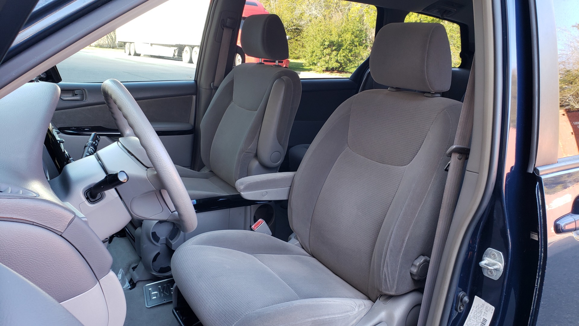 Used 2004 Toyota SIENNA LE 7-PASSENGER / ROOF RACK / PWR WNDWS for sale Sold at Formula Imports in Charlotte NC 28227 23