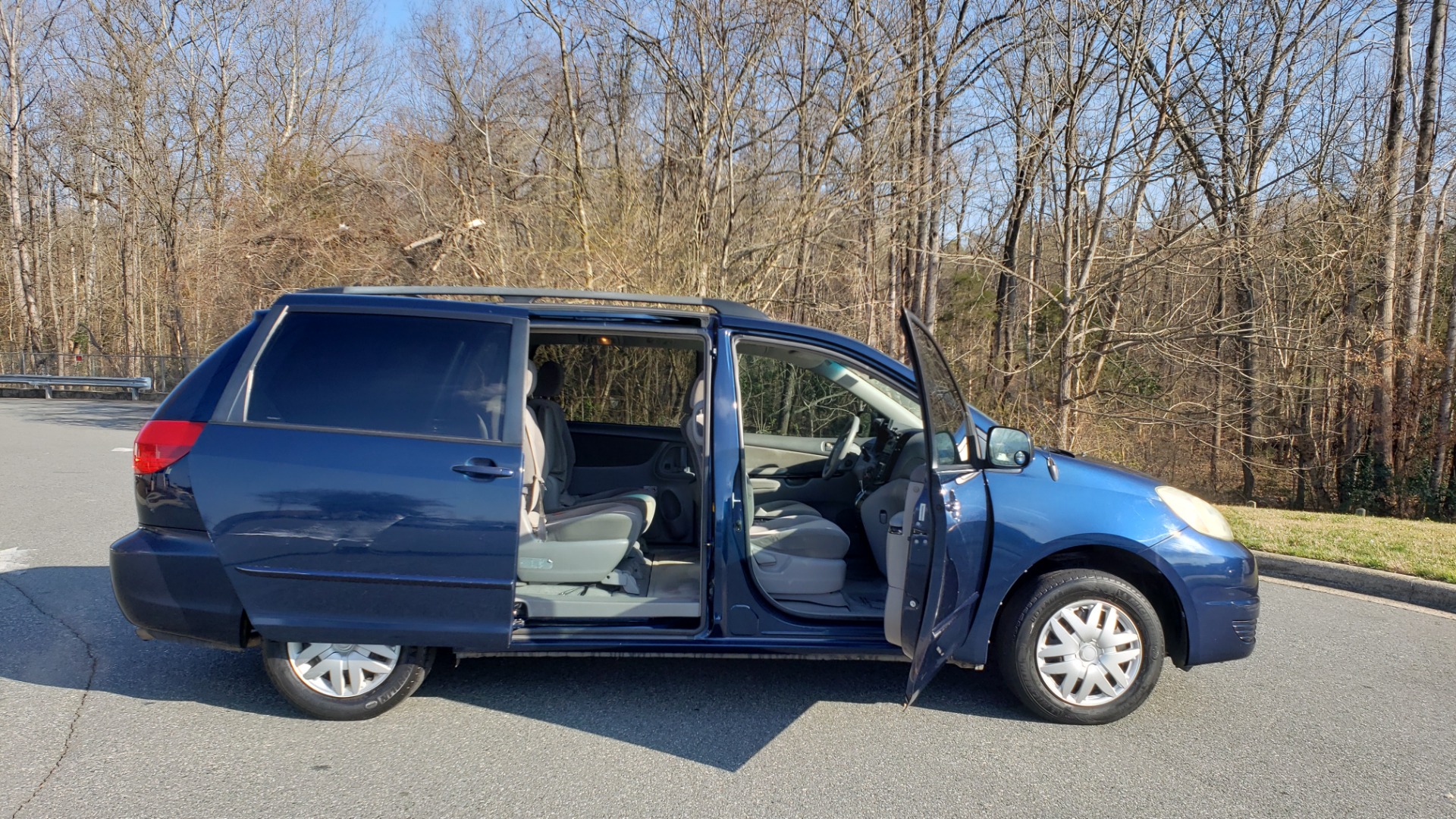 Used 2004 Toyota SIENNA LE 7-PASSENGER / ROOF RACK / PWR WNDWS for sale Sold at Formula Imports in Charlotte NC 28227 8