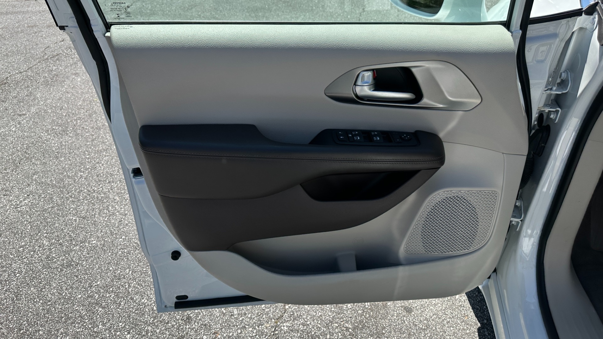 Used 2017 Chrysler Pacifica Touring-L Plus / UCONNECT NAV / REAR DVD / CAPTAIN CHAIR / 3ROW for sale $21,495 at Formula Imports in Charlotte NC 28227 10