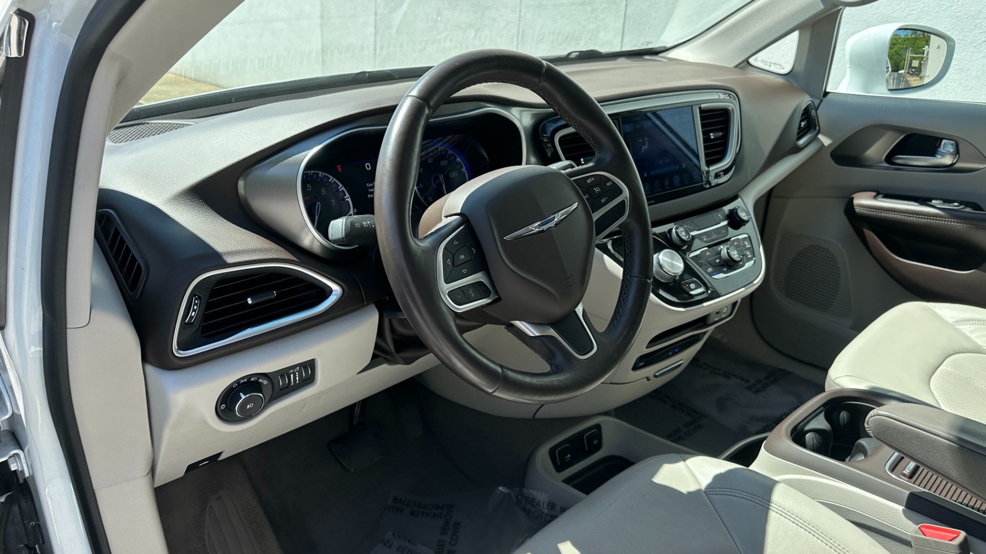 Used 2017 Chrysler Pacifica Touring-L Plus / UCONNECT NAV / REAR DVD / CAPTAIN CHAIR / 3ROW for sale $21,495 at Formula Imports in Charlotte NC 28227 11