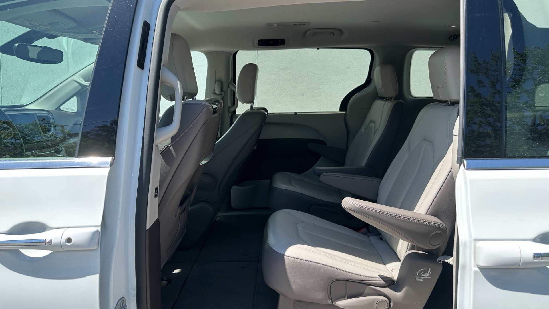 Used 2017 Chrysler Pacifica Touring-L Plus / UCONNECT NAV / REAR DVD / CAPTAIN CHAIR / 3ROW for sale Sold at Formula Imports in Charlotte NC 28227 24