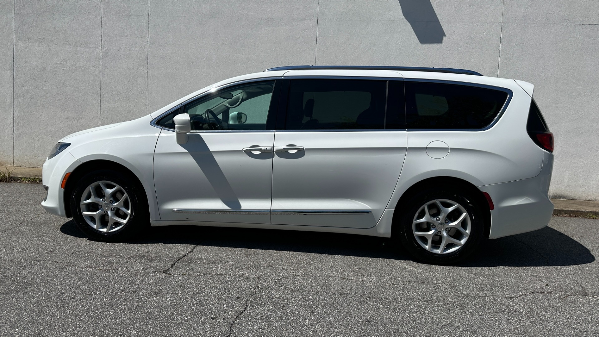 Used 2017 Chrysler Pacifica Touring-L Plus / UCONNECT NAV / REAR DVD / CAPTAIN CHAIR / 3ROW for sale $21,495 at Formula Imports in Charlotte NC 28227 3
