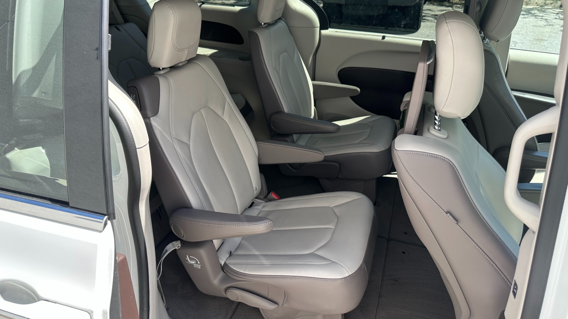 Used 2017 Chrysler Pacifica Touring-L Plus / UCONNECT NAV / REAR DVD / CAPTAIN CHAIR / 3ROW for sale $21,495 at Formula Imports in Charlotte NC 28227 33