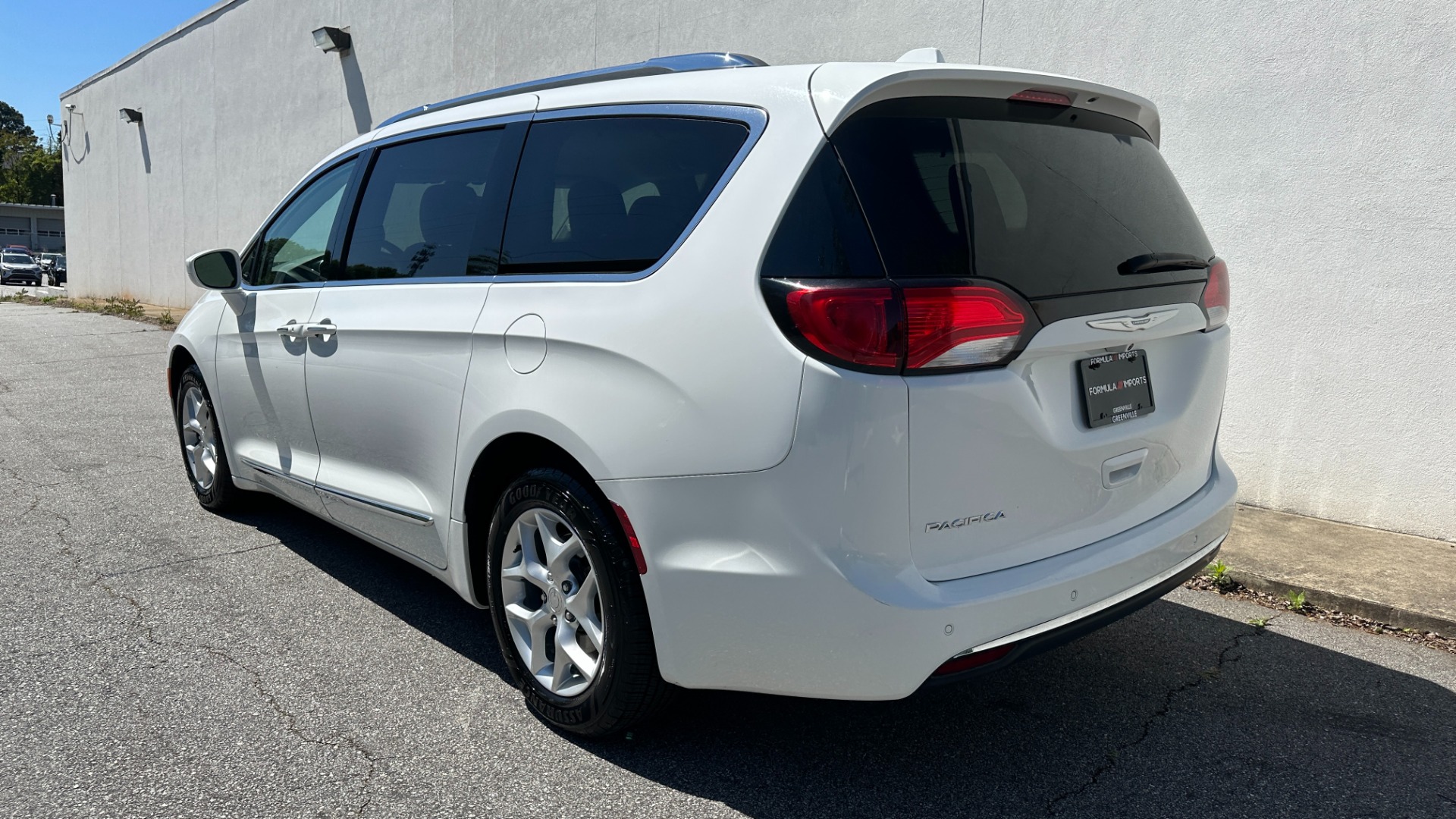 Used 2017 Chrysler Pacifica Touring-L Plus / UCONNECT NAV / REAR DVD / CAPTAIN CHAIR / 3ROW for sale $21,495 at Formula Imports in Charlotte NC 28227 4