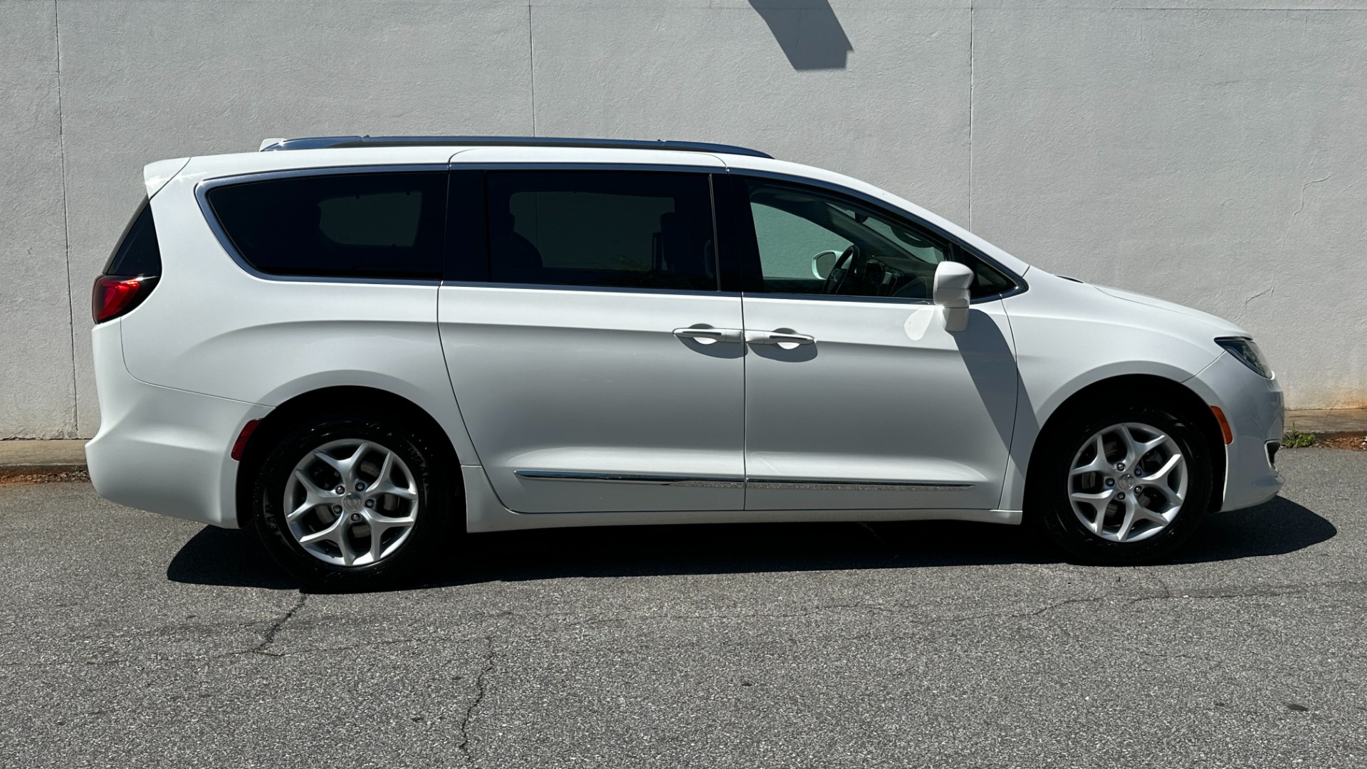 Used 2017 Chrysler Pacifica Touring-L Plus / UCONNECT NAV / REAR DVD / CAPTAIN CHAIR / 3ROW for sale $21,495 at Formula Imports in Charlotte NC 28227 8
