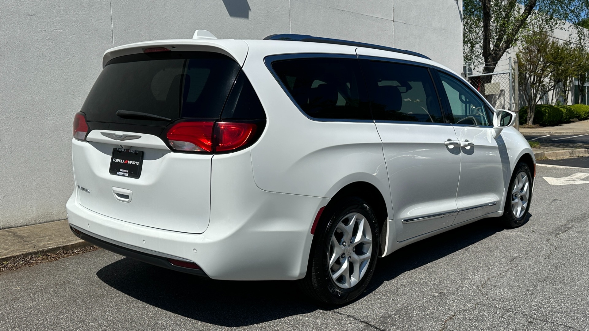 Used 2017 Chrysler Pacifica Touring-L Plus / UCONNECT NAV / REAR DVD / CAPTAIN CHAIR / 3ROW for sale $21,495 at Formula Imports in Charlotte NC 28227 9