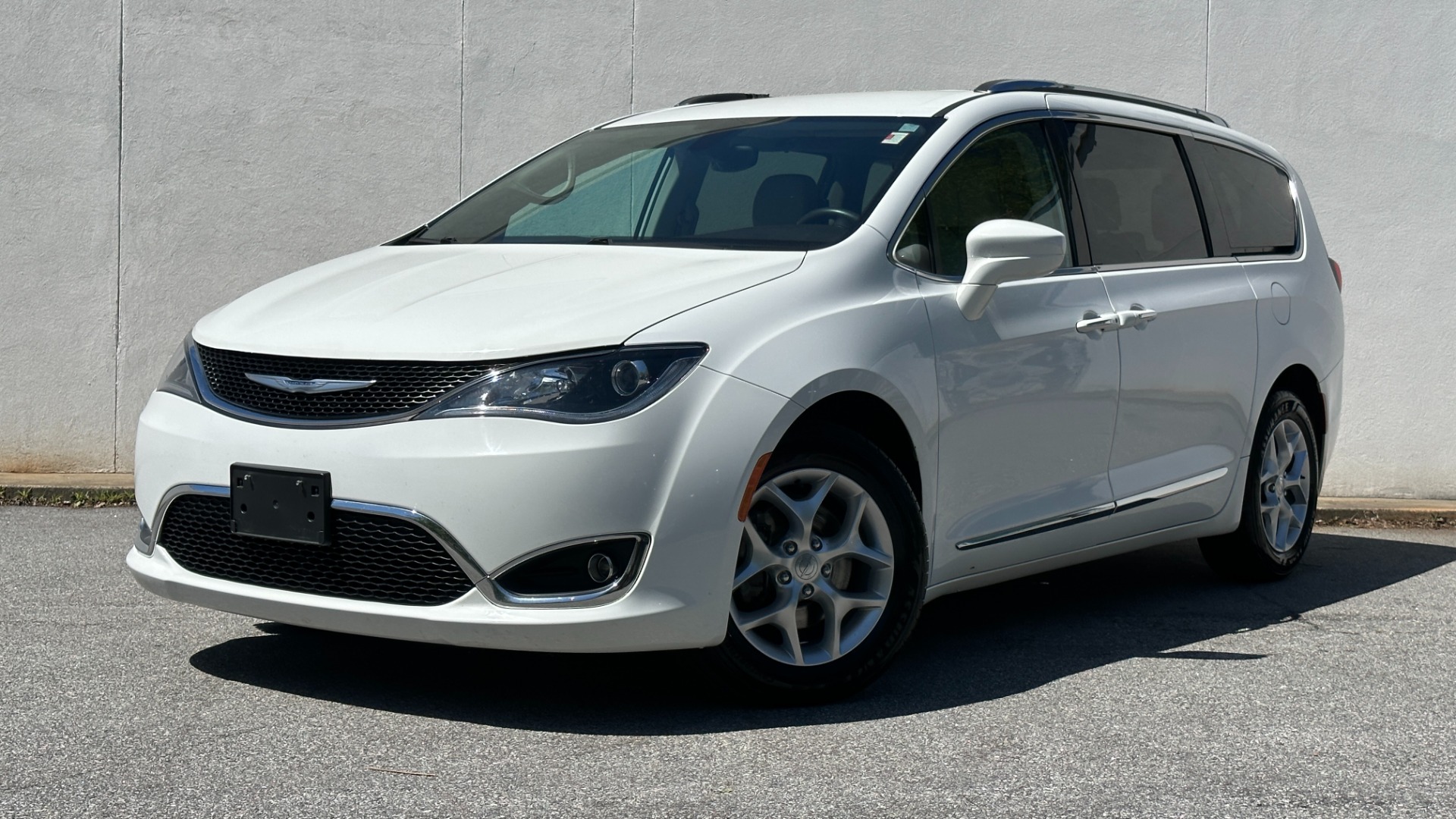 Used 2017 Chrysler Pacifica Touring-L Plus / UCONNECT NAV / REAR DVD / CAPTAIN CHAIR / 3ROW for sale $21,495 at Formula Imports in Charlotte NC 28227 1