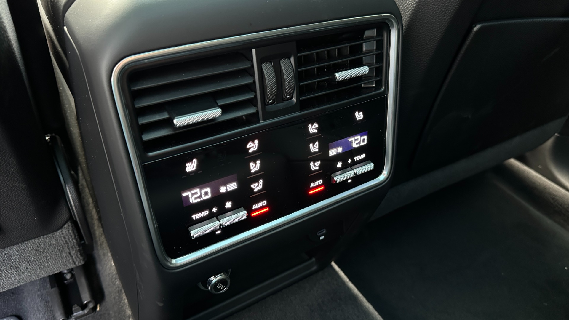 Used 2023 Porsche Cayenne TURBO / PREMIUM PLUS PKG / GLOSS TRIM / CARBON FIBER / ADAPTIVE CRUISE for sale $157,000 at Formula Imports in Charlotte NC 28227 29
