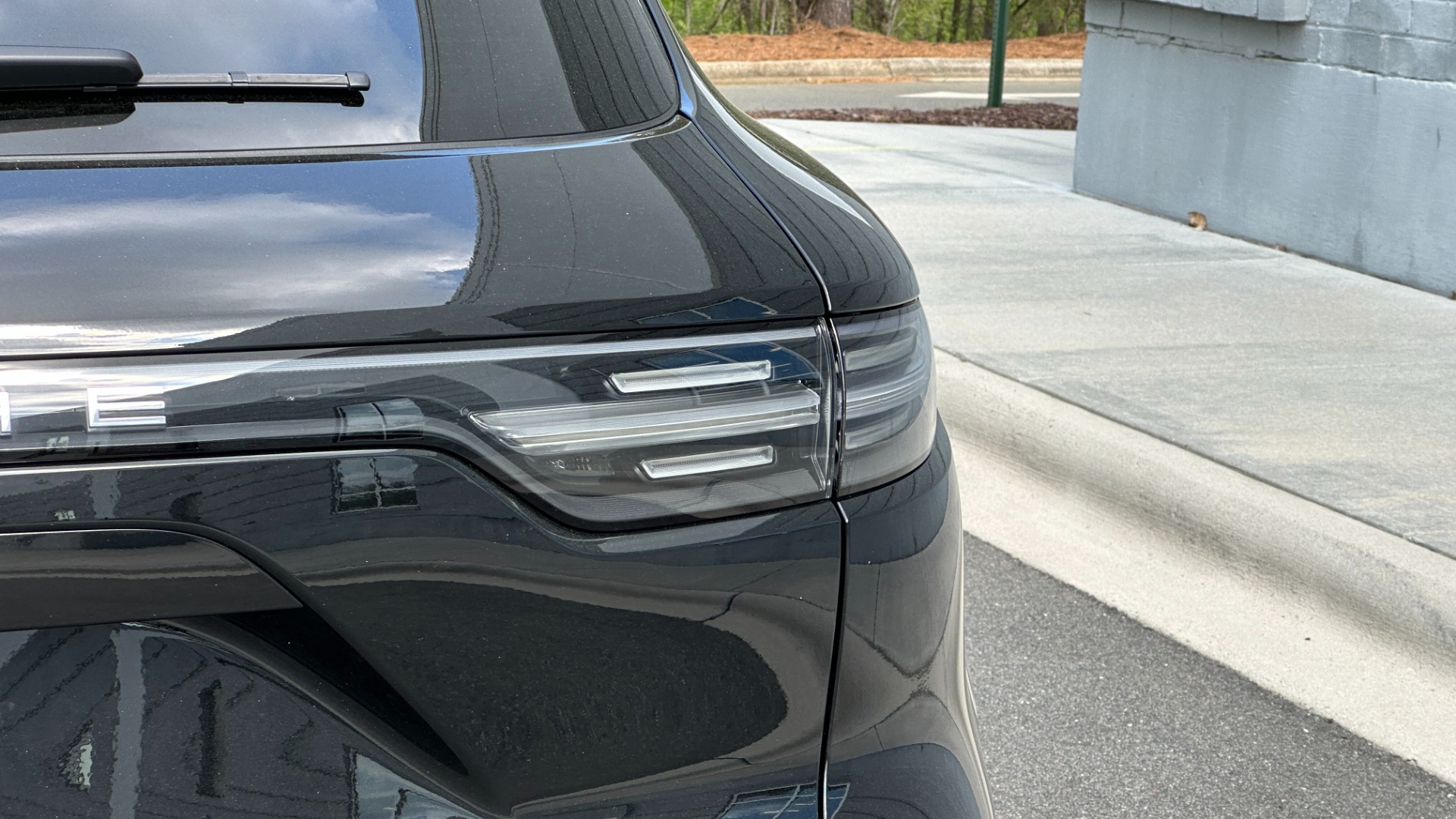 Used 2023 Porsche Cayenne TURBO / PREMIUM PLUS PKG / GLOSS TRIM / CARBON FIBER / ADAPTIVE CRUISE for sale $157,000 at Formula Imports in Charlotte NC 28227 43