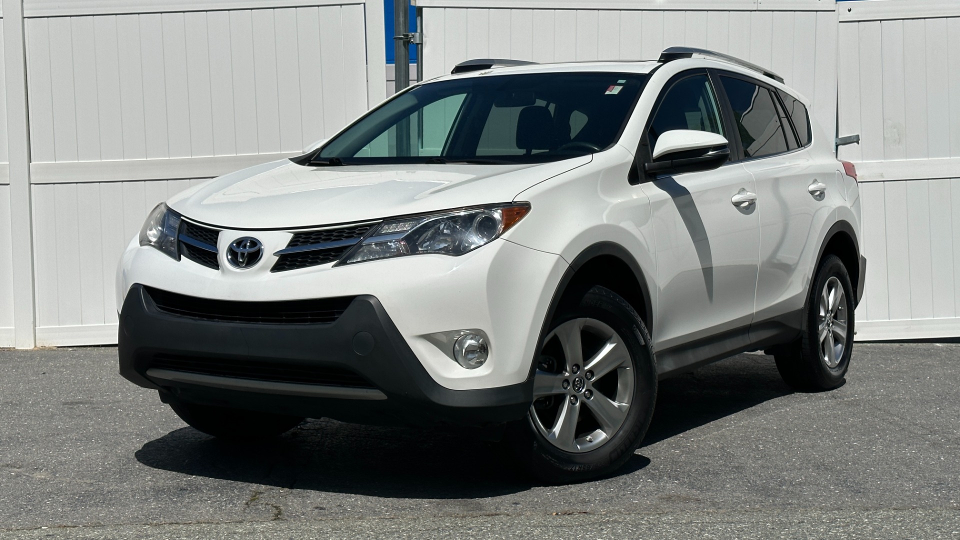 Used 2015 Toyota RAV4 XLE / BACKUP CAMERA / ALLOY WHEELS / SUNROOF for sale Sold at Formula Imports in Charlotte NC 28227 1