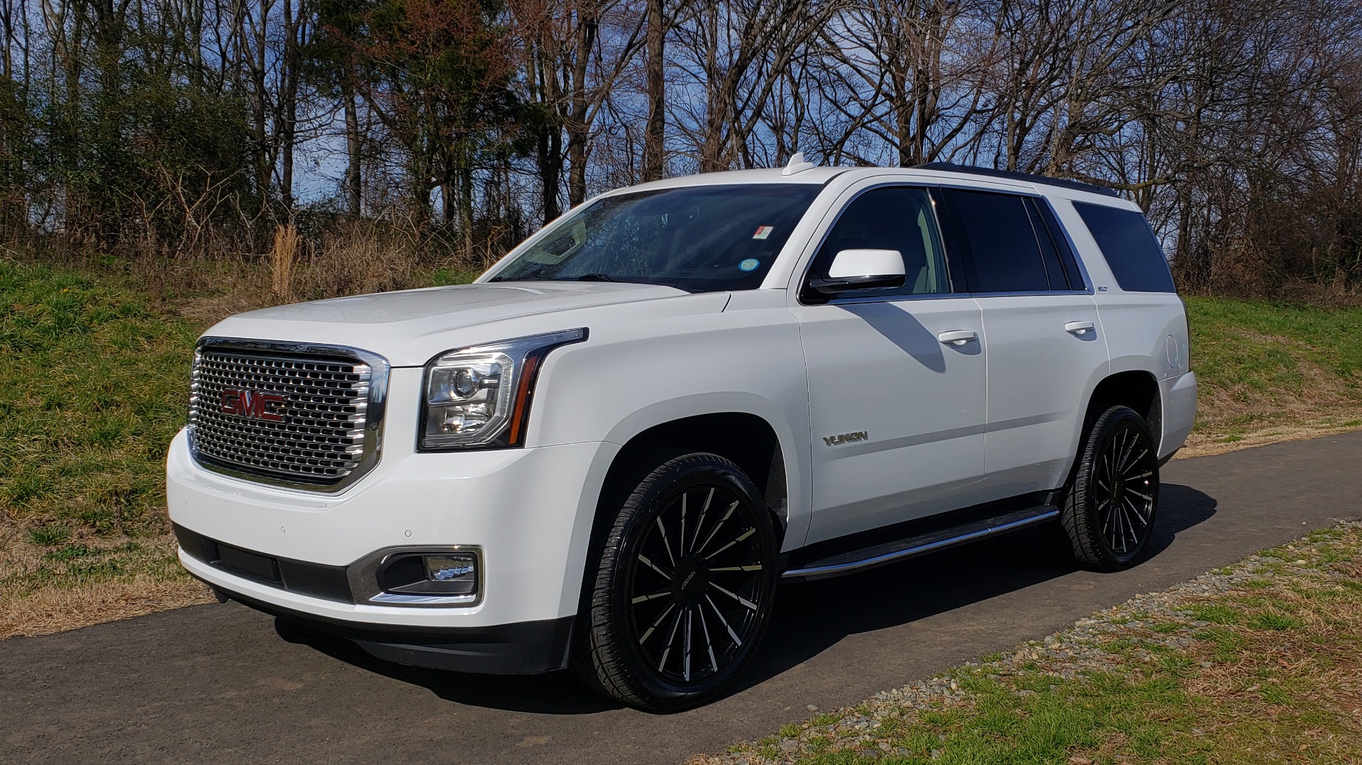 Used 2017 GMC YUKON SLT 4WD / NAV TOUCH SCREEN / BOSE / REARVIEW / 3-ROW for sale Sold at Formula Imports in Charlotte NC 28227 1