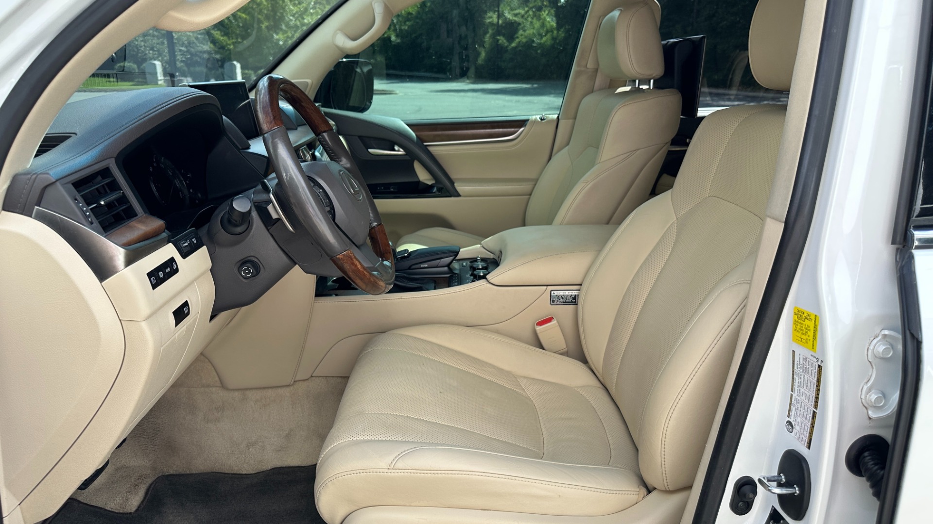 Used 2017 Lexus LX LX 570 LUXURY / MARK LEVINSON / REAR DVD SCREENS / 3 ROW / 4WD for sale Sold at Formula Imports in Charlotte NC 28227 12