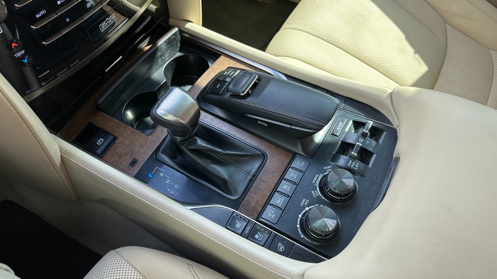 Used 2017 Lexus LX LX 570 LUXURY / MARK LEVINSON / REAR DVD SCREENS / 3 ROW / 4WD for sale Sold at Formula Imports in Charlotte NC 28227 25
