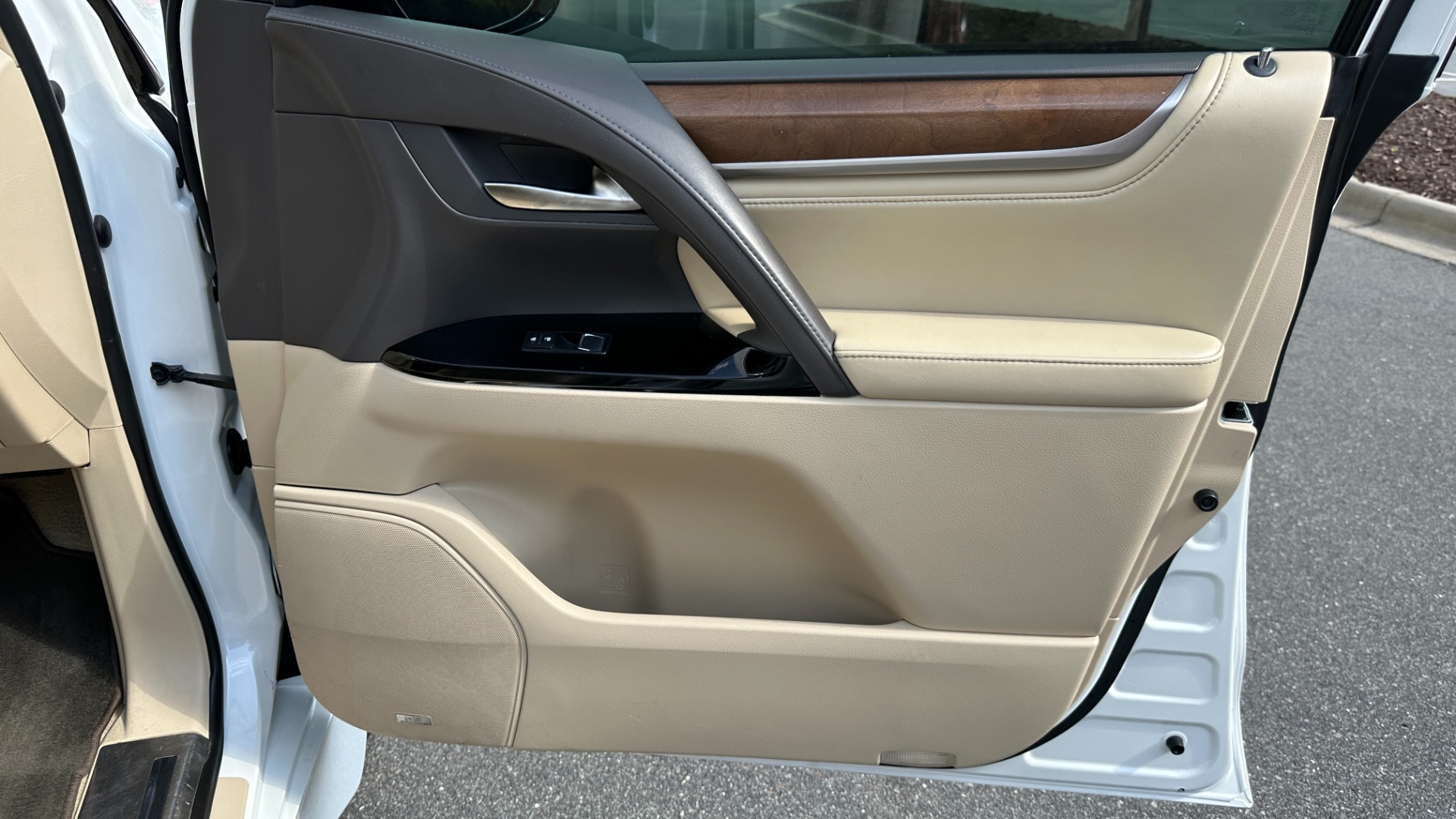 Used 2017 Lexus LX LX 570 LUXURY / MARK LEVINSON / REAR DVD SCREENS / 3 ROW / 4WD for sale $46,995 at Formula Imports in Charlotte NC 28227 41