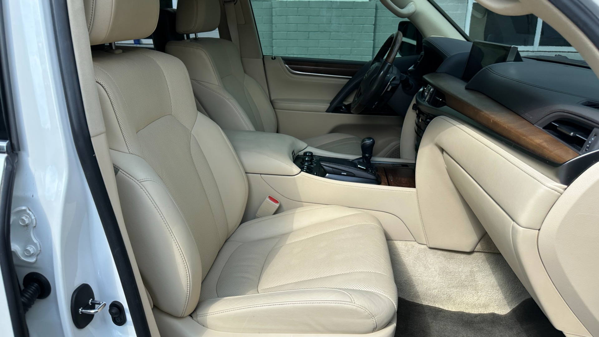 Used 2017 Lexus LX LX 570 LUXURY / MARK LEVINSON / REAR DVD SCREENS / 3 ROW / 4WD for sale Sold at Formula Imports in Charlotte NC 28227 43