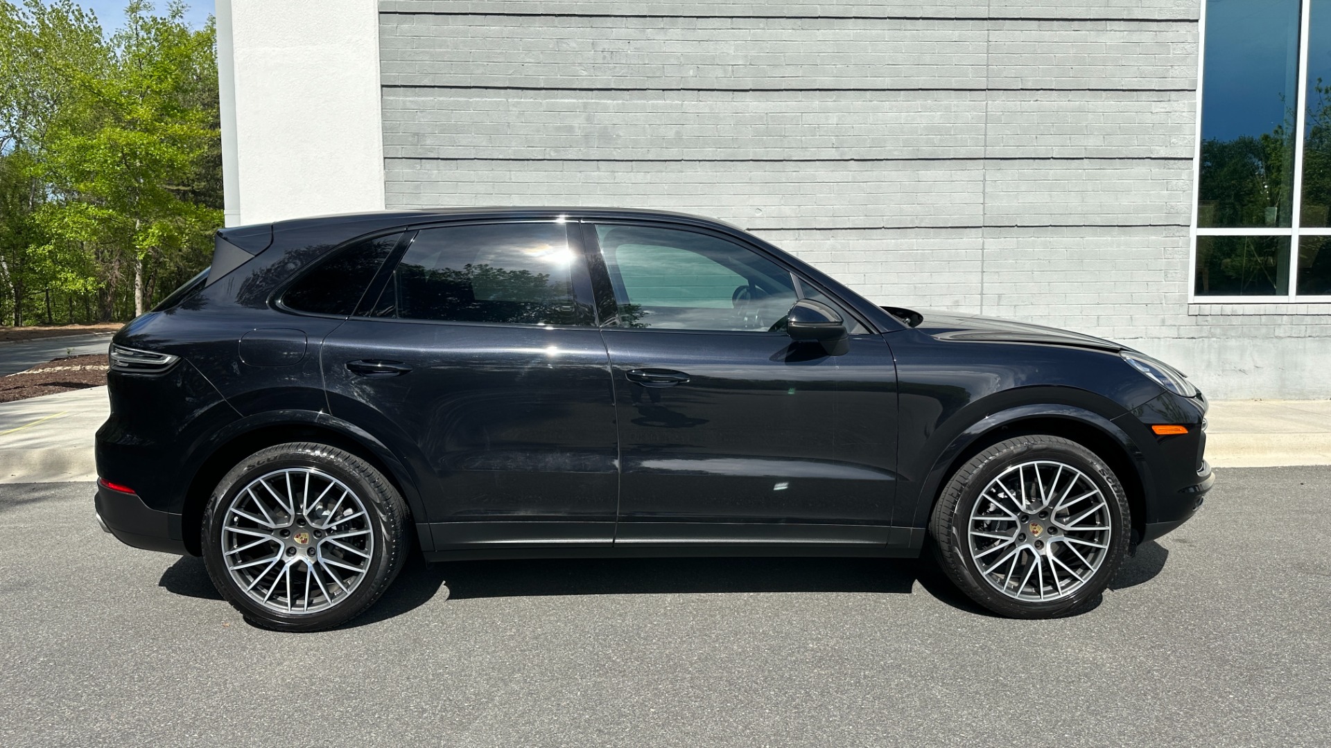 Used 2019 Porsche Cayenne AWD / PREMIUM / TOWING PKG / BOSE AUDIO / GLOSS BLACK TRIM for sale $54,995 at Formula Imports in Charlotte NC 28227 3
