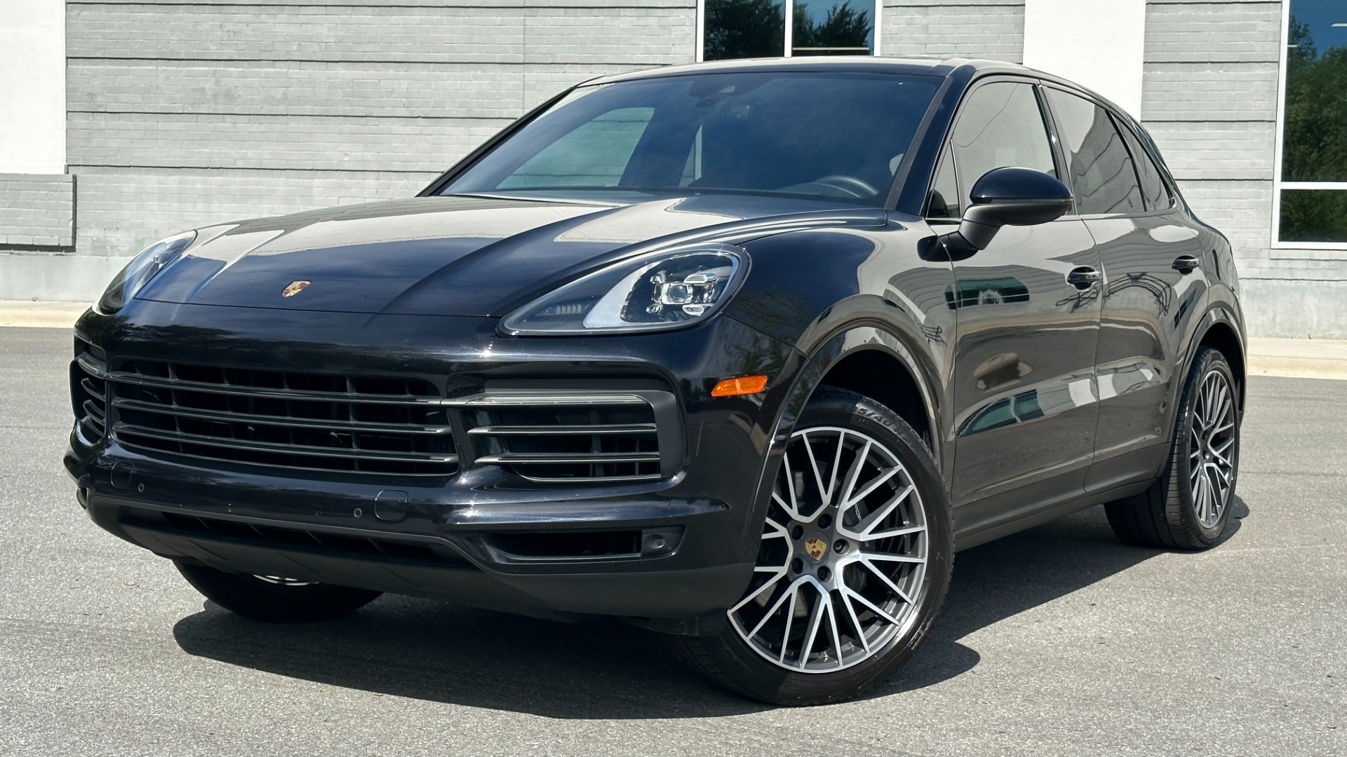 Used 2019 Porsche Cayenne AWD / PREMIUM / TOWING PKG / BOSE AUDIO / GLOSS BLACK TRIM for sale $54,995 at Formula Imports in Charlotte NC 28227 1
