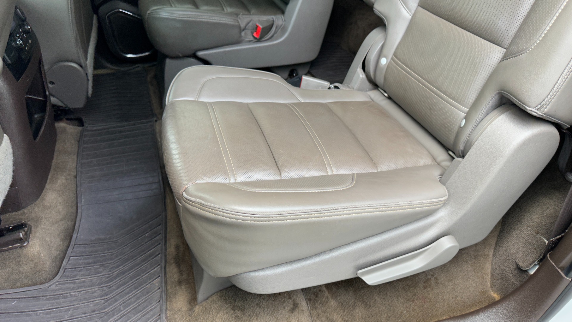 Used 2017 GMC Yukon XL DENALI / OPEN ROAD PACKAGE / REAR ENTERTAINMENT / THEFT SYSTEM for sale $29,495 at Formula Imports in Charlotte NC 28227 40