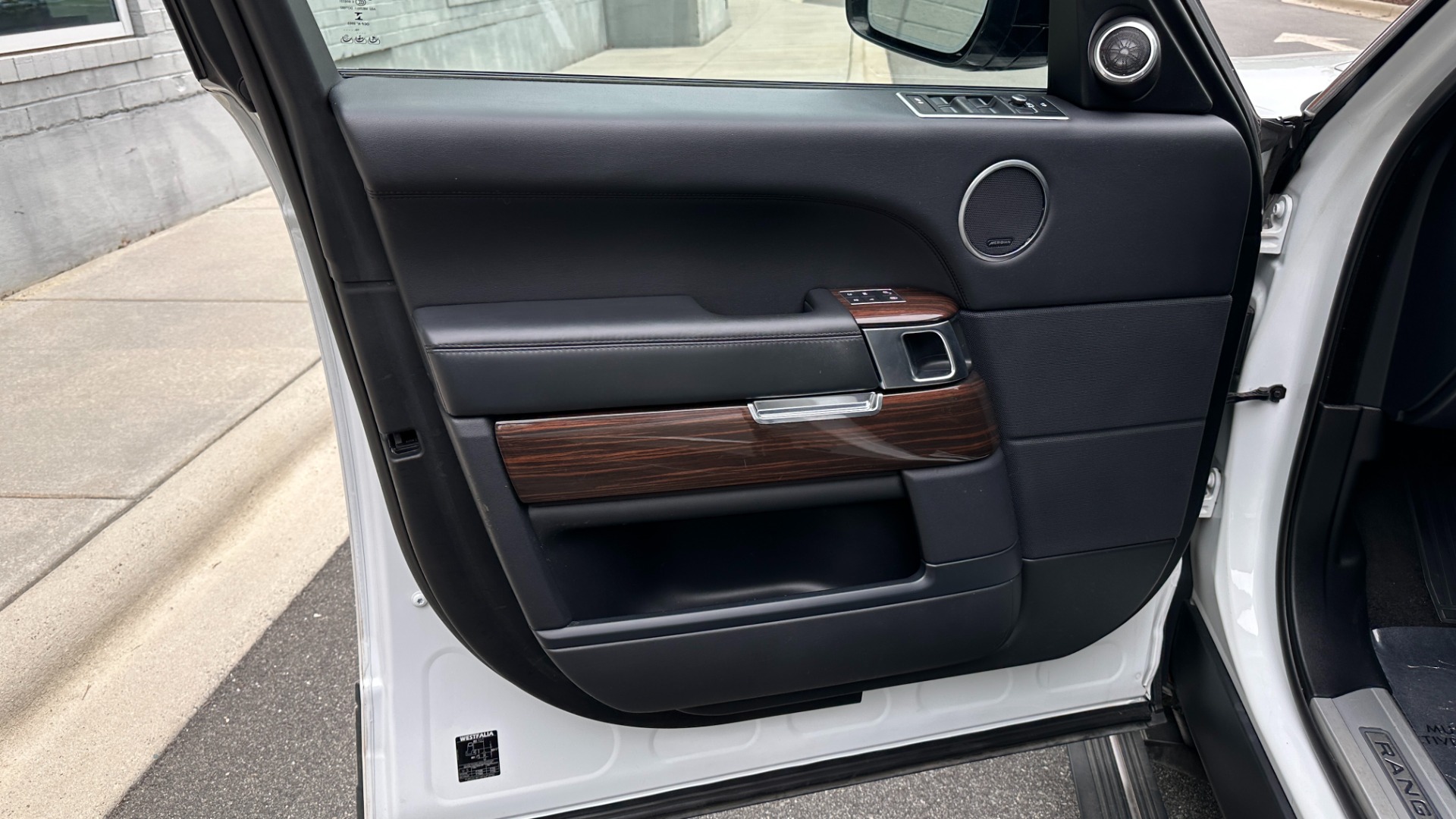 Used 2016 Land Rover Range Rover SUPERCHARGED 5.0 LWB / MERIDIAN / 22IN WHEELS / TOW PKG / CLIMATE PKG for sale $44,000 at Formula Imports in Charlotte NC 28227 10