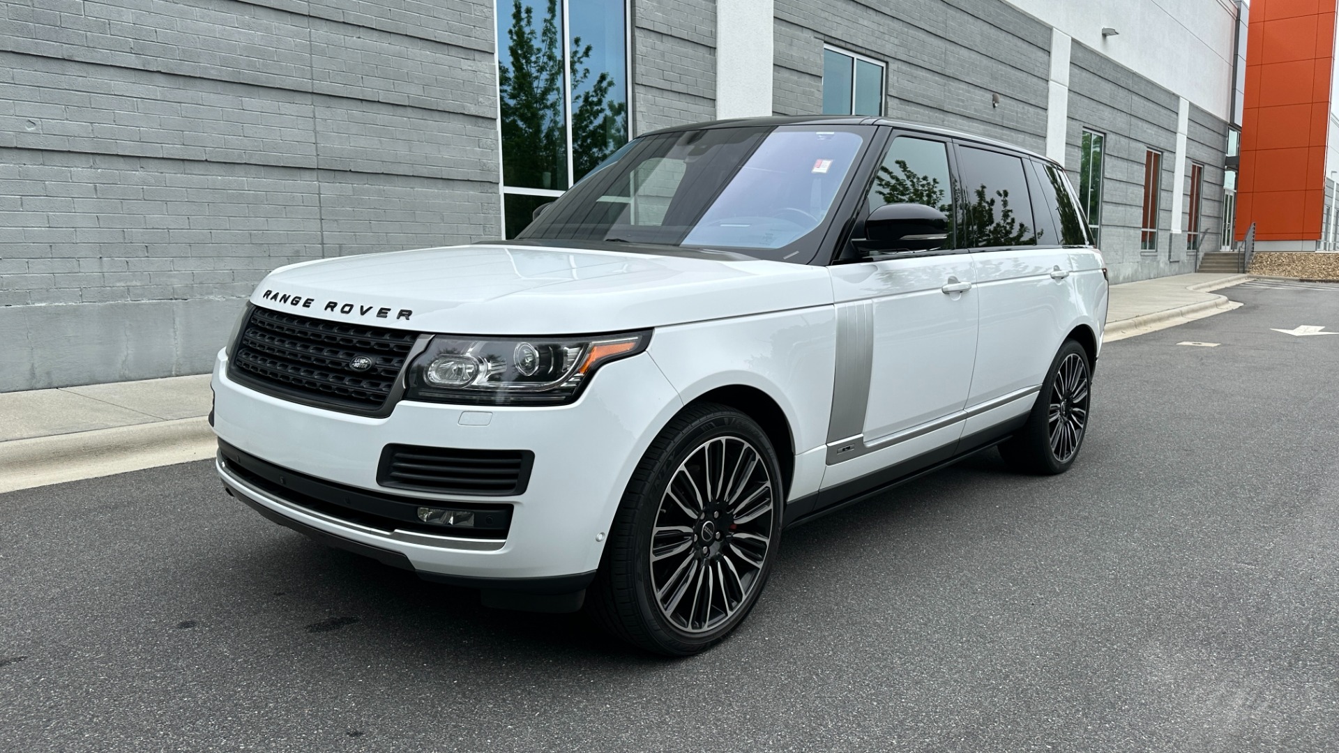 Used 2016 Land Rover Range Rover SUPERCHARGED 5.0 LWB / MERIDIAN / 22IN WHEELS / TOW PKG / CLIMATE PKG for sale $44,000 at Formula Imports in Charlotte NC 28227 2