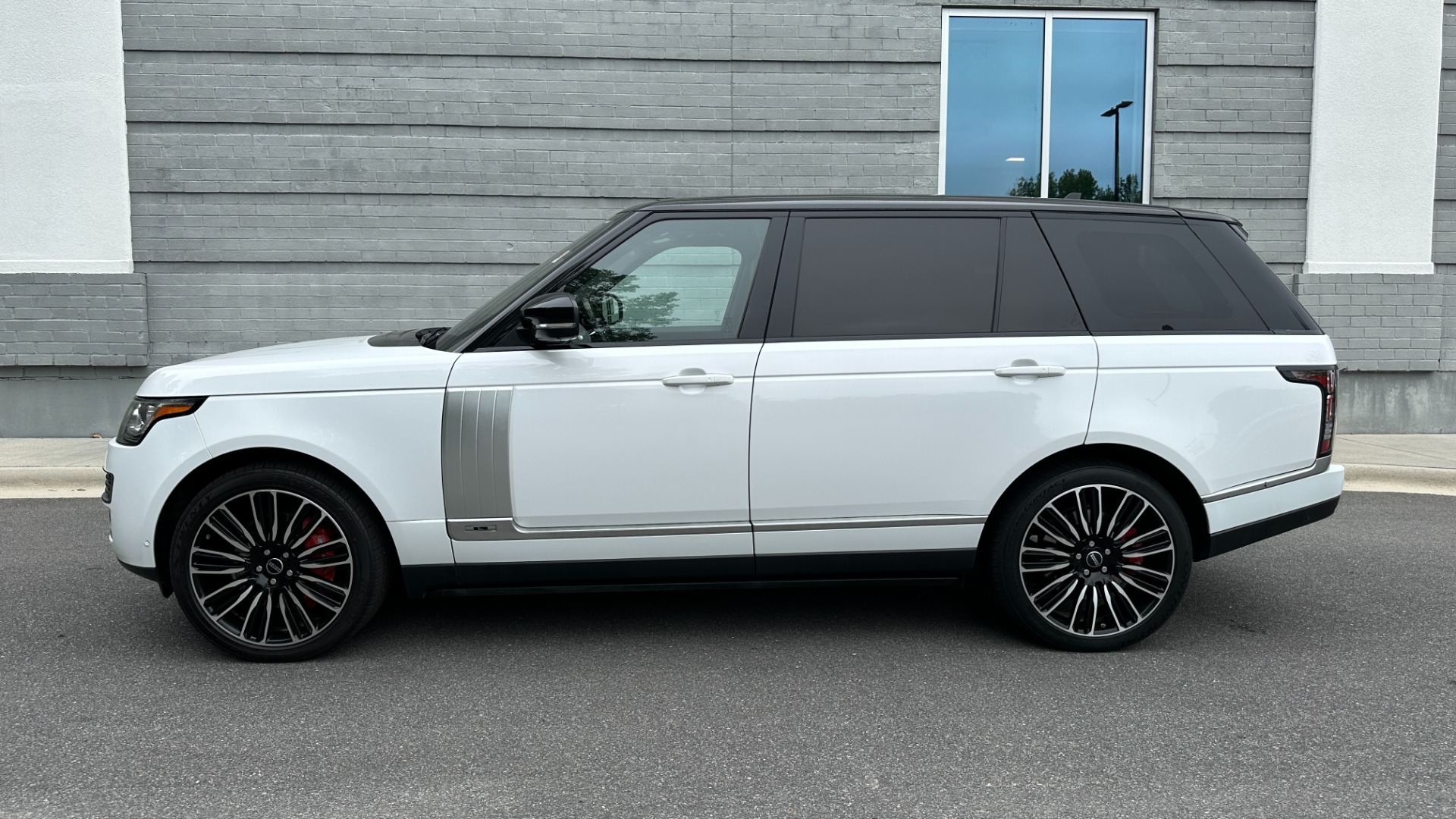 Used 2016 Land Rover Range Rover SUPERCHARGED 5.0 LWB / MERIDIAN / 22IN WHEELS / TOW PKG / CLIMATE PKG for sale $44,000 at Formula Imports in Charlotte NC 28227 3