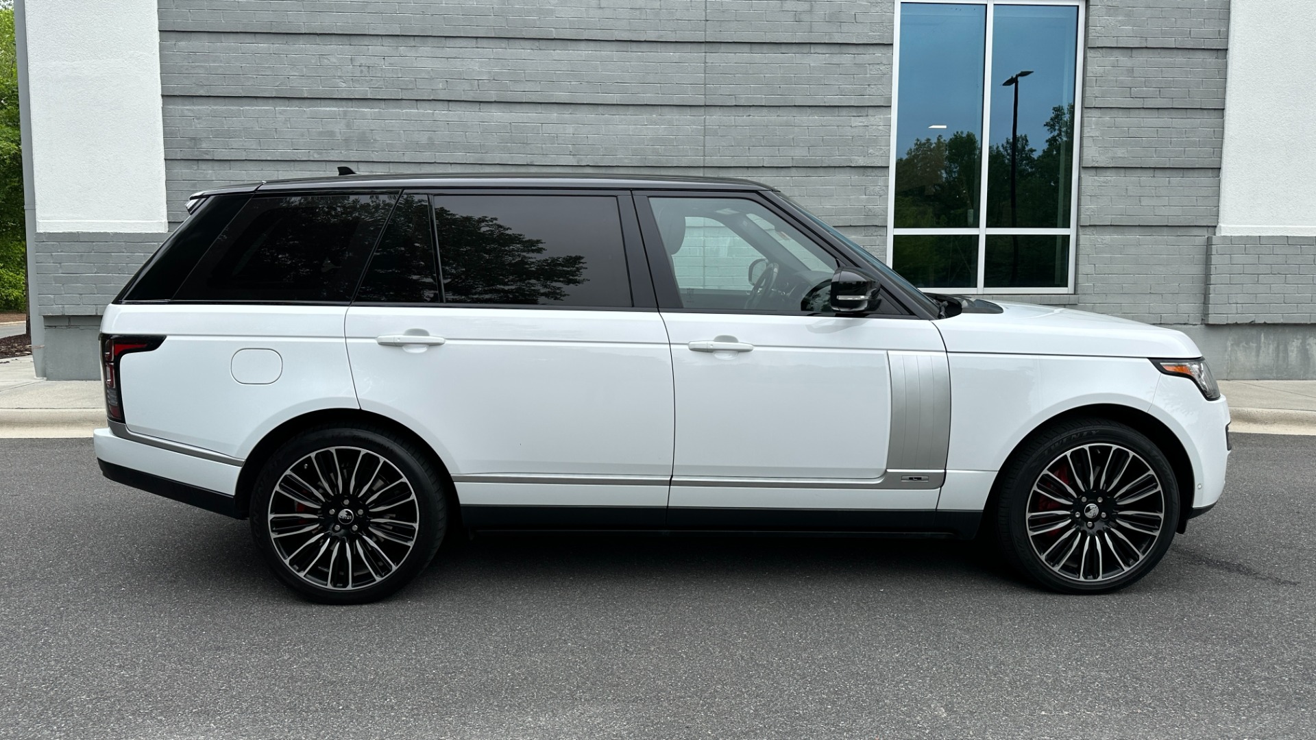 Used 2016 Land Rover Range Rover SUPERCHARGED 5.0 LWB / MERIDIAN / 22IN WHEELS / TOW PKG / CLIMATE PKG for sale $44,000 at Formula Imports in Charlotte NC 28227 6
