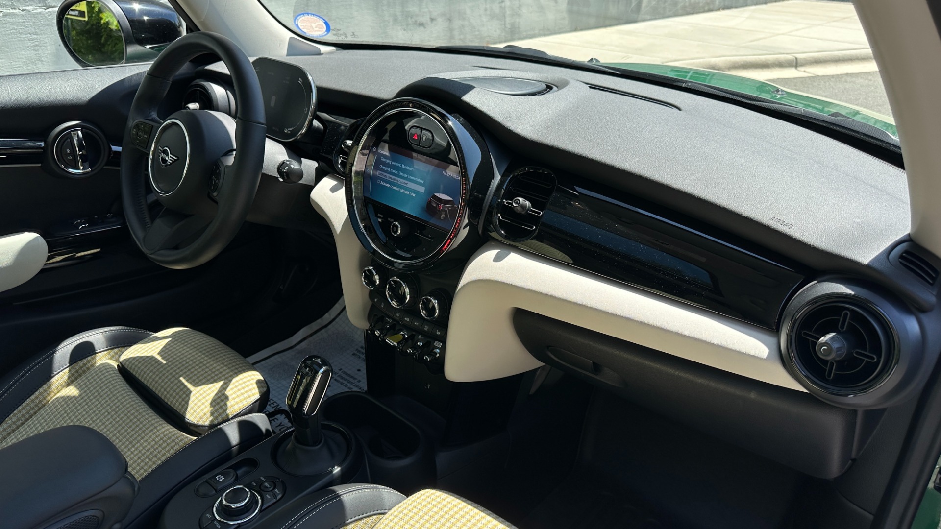 Used 2022 MINI Hardtop 2 Door Cooper SE / FULLY ELECTRIC / CHECKERED INTERIOR / ROOF RAILS / BRG PAINT for sale $28,300 at Formula Imports in Charlotte NC 28227 25