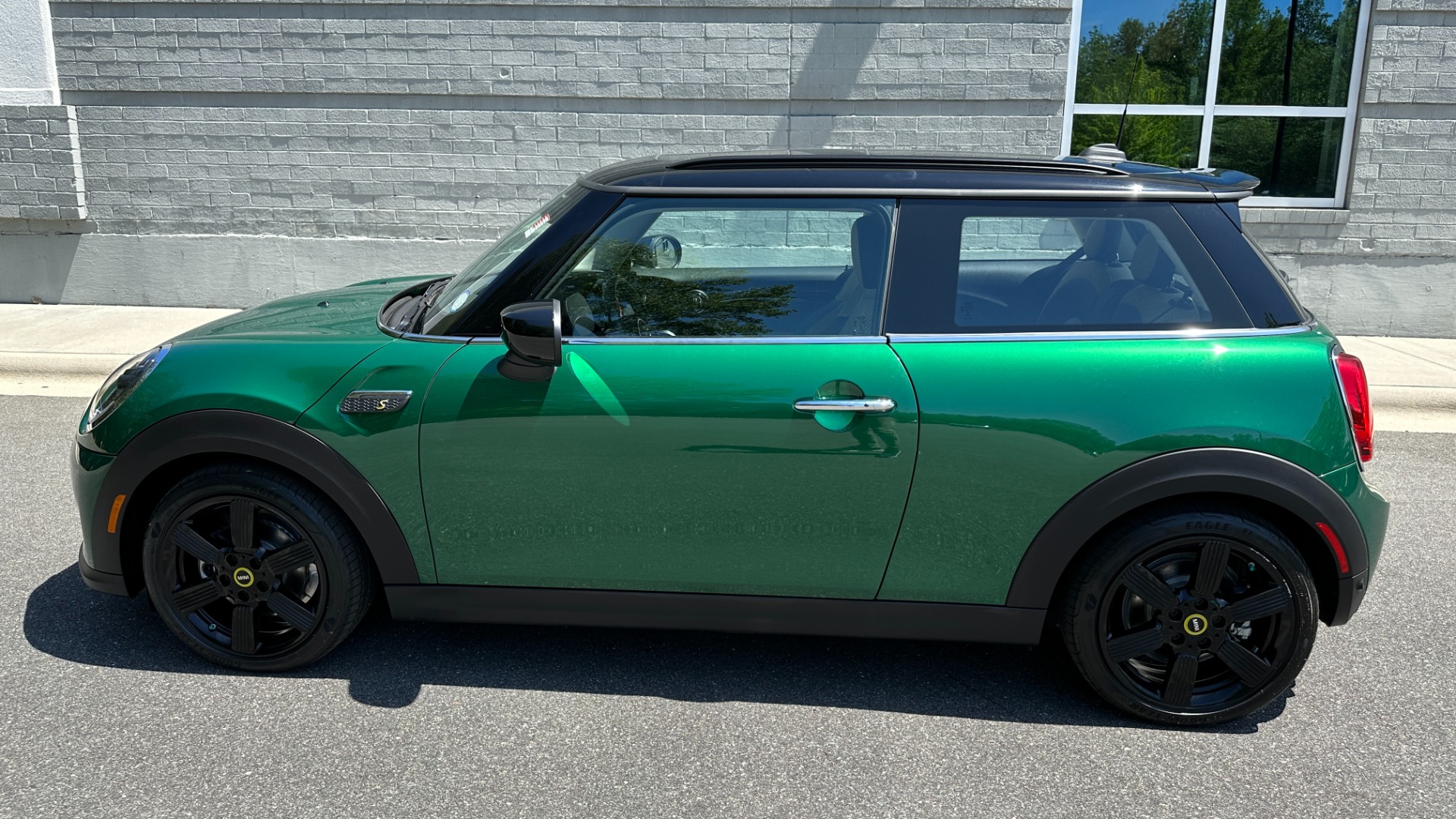 Used 2022 MINI Hardtop 2 Door Cooper SE / FULLY ELECTRIC / CHECKERED INTERIOR / ROOF RAILS / BRG PAINT for sale $28,300 at Formula Imports in Charlotte NC 28227 3