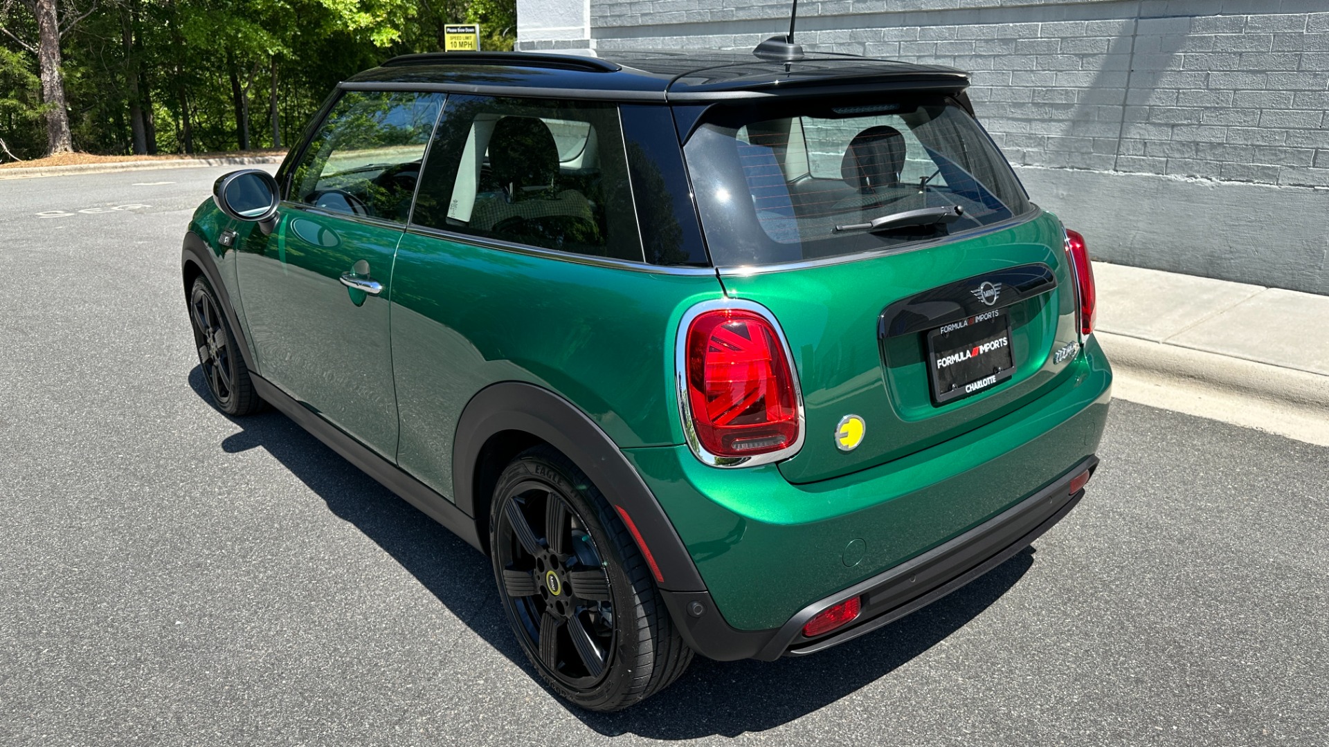 Used 2022 MINI Hardtop 2 Door Cooper SE / FULLY ELECTRIC / CHECKERED INTERIOR / ROOF RAILS / BRG PAINT for sale $28,300 at Formula Imports in Charlotte NC 28227 4