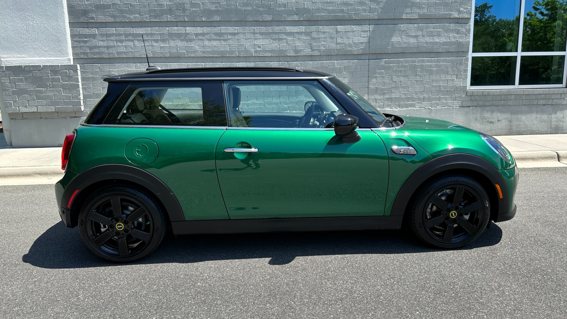 Used 2022 MINI Hardtop 2 Door Cooper SE / FULLY ELECTRIC / CHECKERED INTERIOR / ROOF RAILS / BRG PAINT for sale $28,300 at Formula Imports in Charlotte NC 28227 6