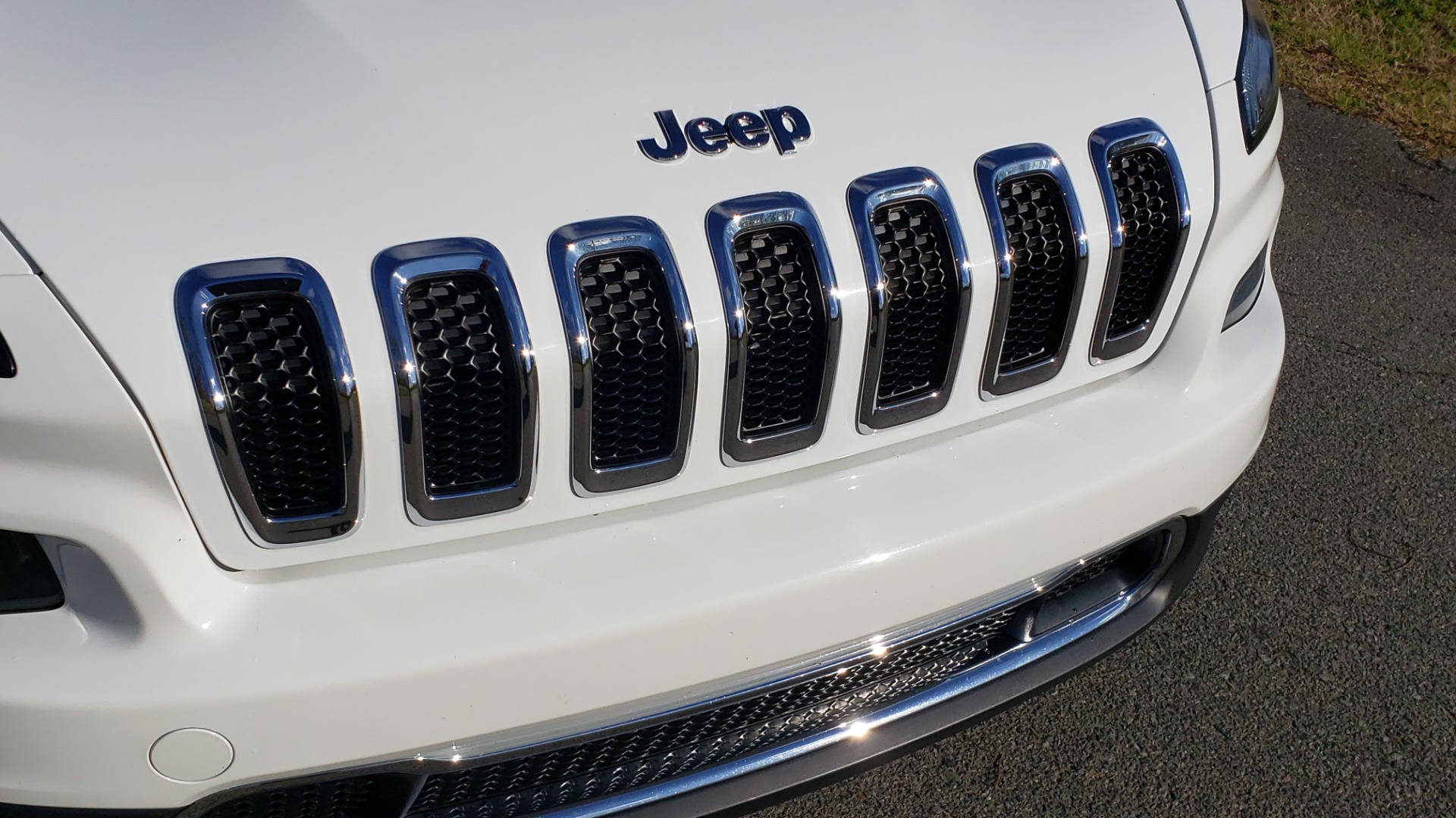 Used 2014 Jeep CHEROKEE LIMITED 4WD / 3.2L V6 / 9SPD AUTO / DUAL-SUNROOF / TOW for sale Sold at Formula Imports in Charlotte NC 28227 26