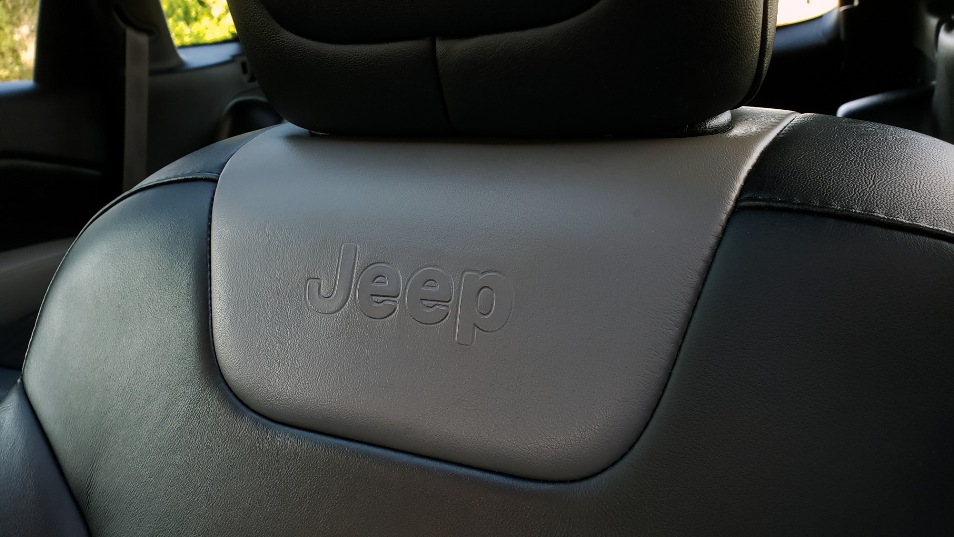 Used 2014 Jeep CHEROKEE LIMITED 4WD / 3.2L V6 / 9SPD AUTO / DUAL-SUNROOF / TOW for sale Sold at Formula Imports in Charlotte NC 28227 36