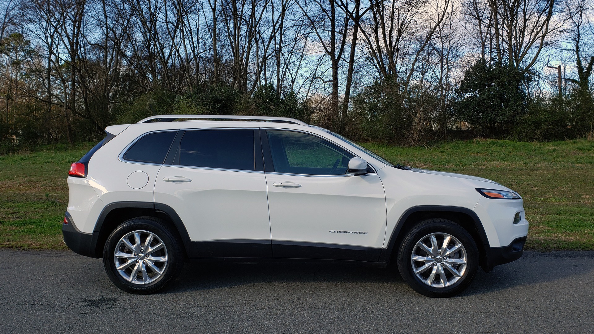 Used 2014 Jeep CHEROKEE LIMITED 4WD / 3.2L V6 / 9SPD AUTO / DUAL-SUNROOF / TOW for sale Sold at Formula Imports in Charlotte NC 28227 7
