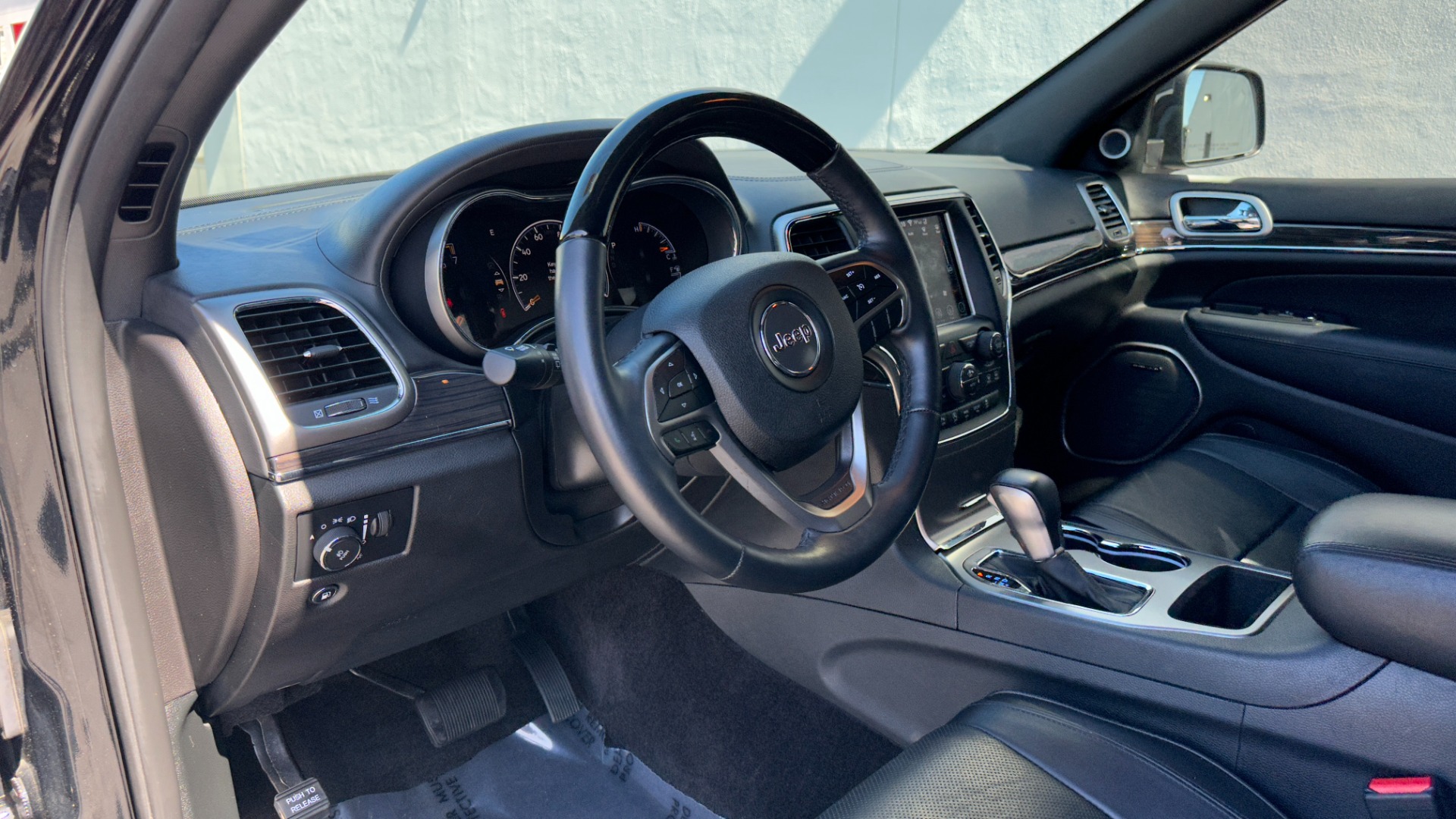 Used 2018 Jeep Grand Cherokee OVERLAND / LEATHER / RWD / PREMIUM SOUND / NAV for sale $31,695 at Formula Imports in Charlotte NC 28227 11