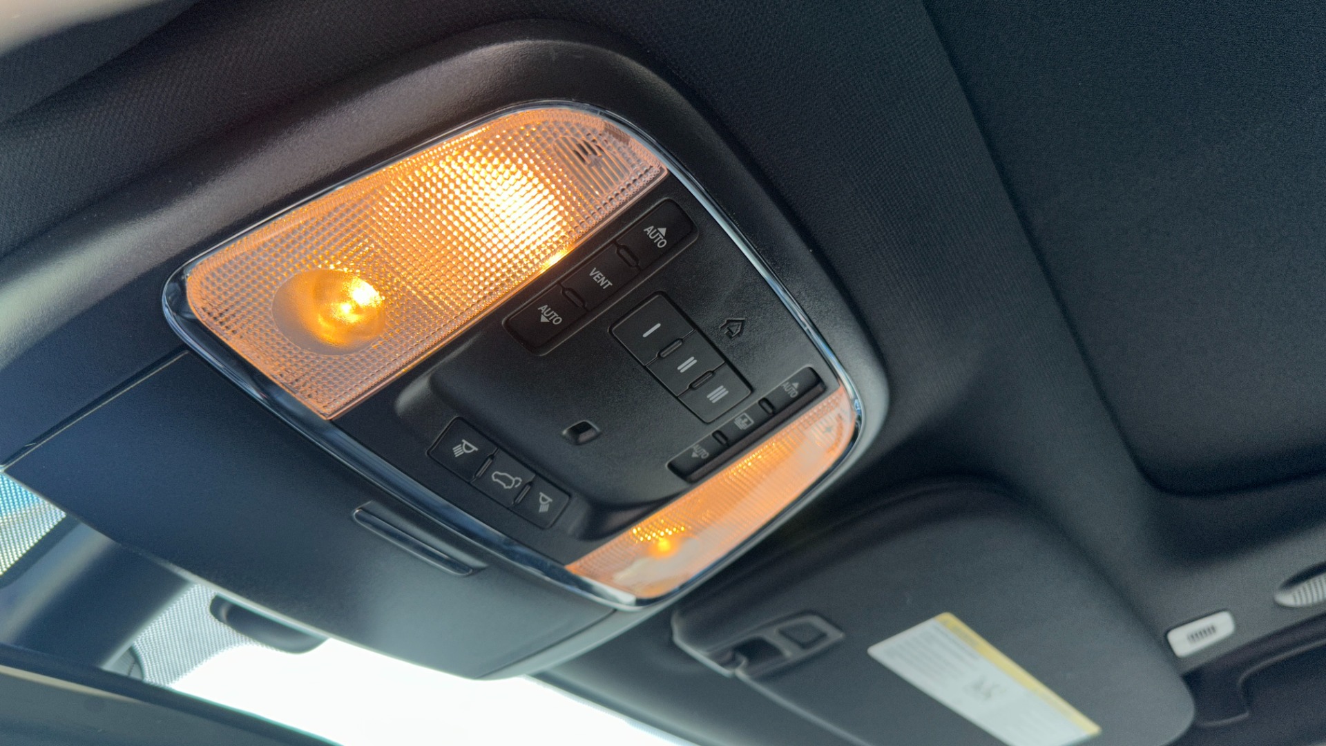 Used 2018 Jeep Grand Cherokee OVERLAND / LEATHER / RWD / PREMIUM SOUND / NAV for sale $31,695 at Formula Imports in Charlotte NC 28227 18