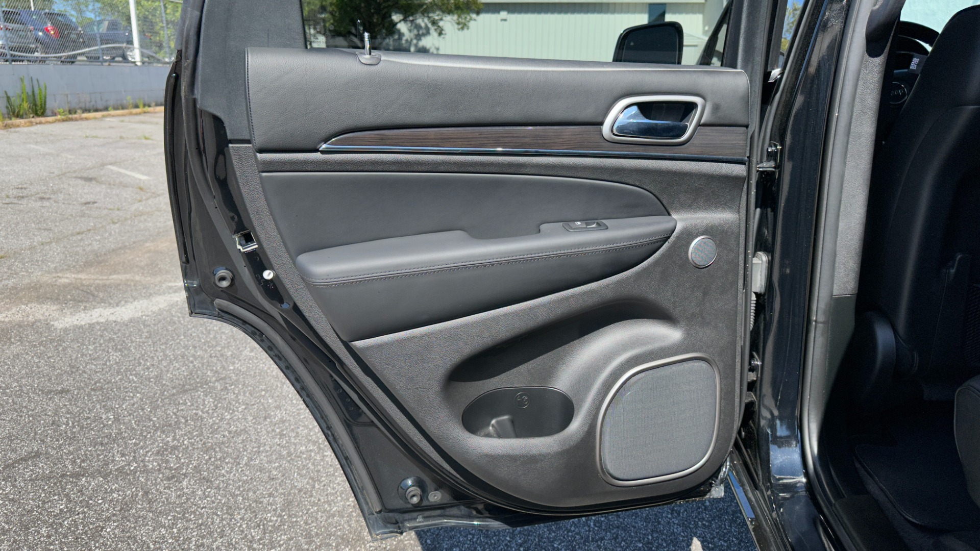 Used 2018 Jeep Grand Cherokee OVERLAND / LEATHER / RWD / PREMIUM SOUND / NAV for sale $31,695 at Formula Imports in Charlotte NC 28227 25
