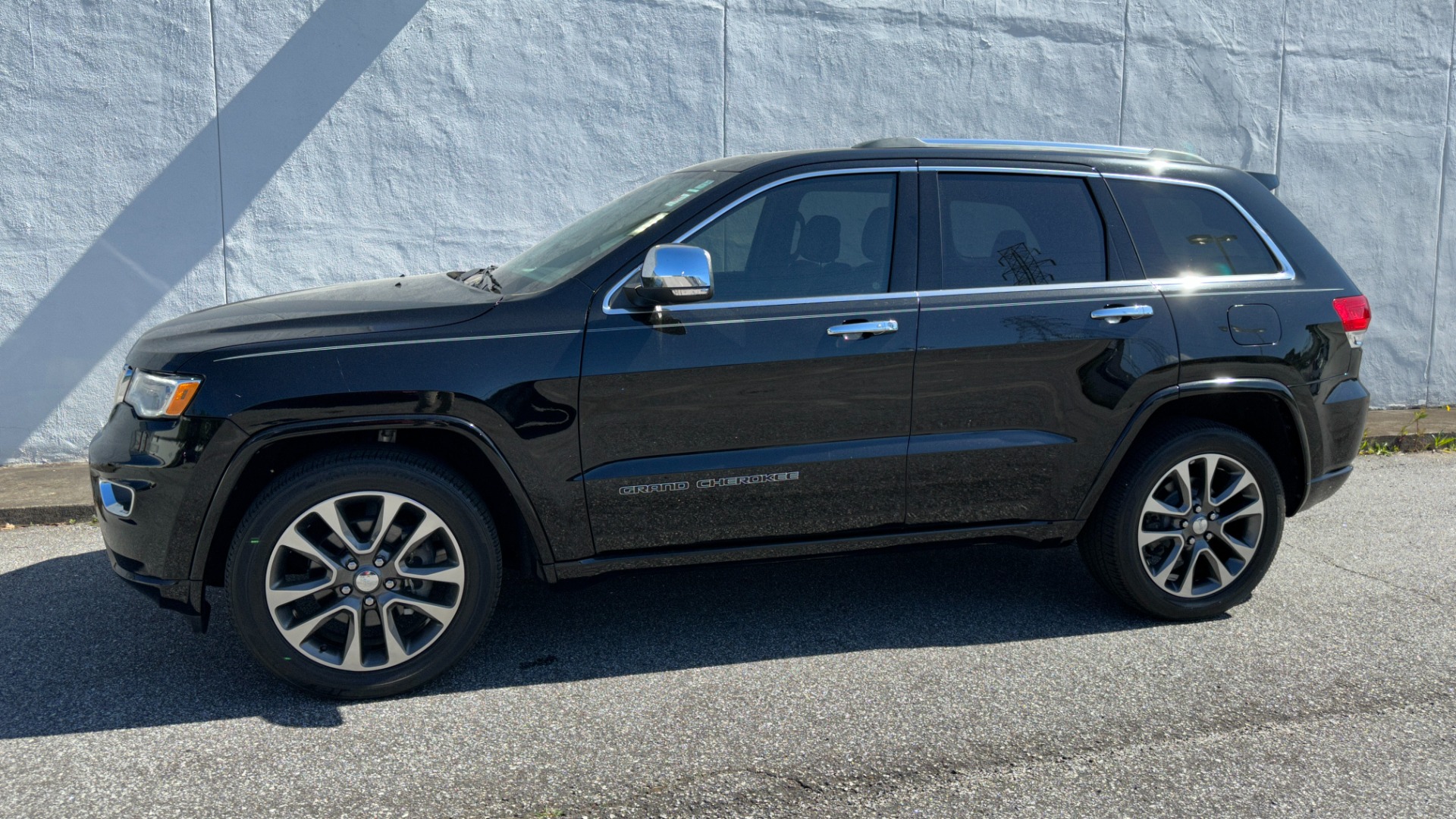 Used 2018 Jeep Grand Cherokee OVERLAND / LEATHER / RWD / PREMIUM SOUND / NAV for sale $31,695 at Formula Imports in Charlotte NC 28227 3