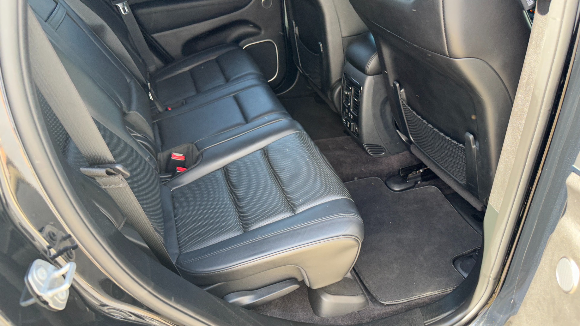 Used 2018 Jeep Grand Cherokee OVERLAND / LEATHER / RWD / PREMIUM SOUND / NAV for sale $31,695 at Formula Imports in Charlotte NC 28227 31