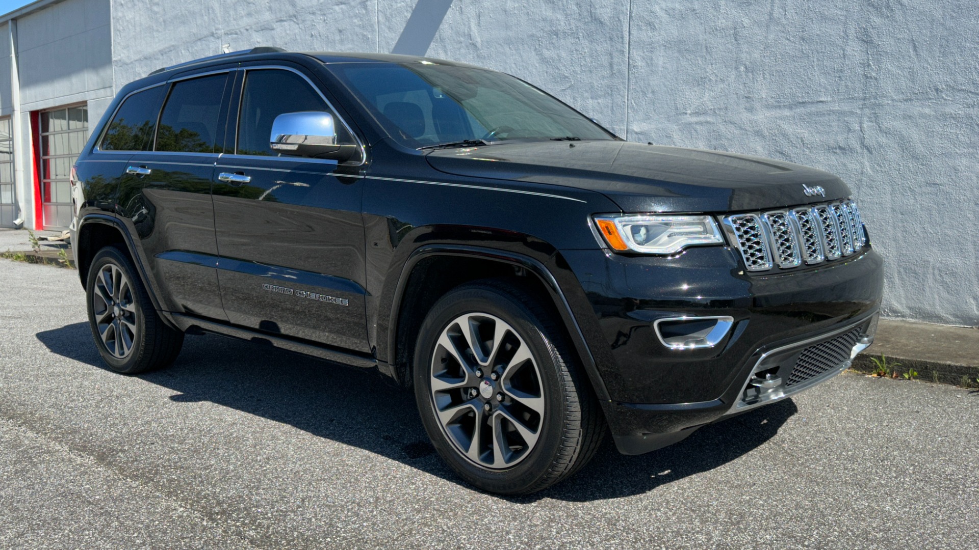 Used 2018 Jeep Grand Cherokee OVERLAND / LEATHER / RWD / PREMIUM SOUND / NAV for sale $31,695 at Formula Imports in Charlotte NC 28227 5