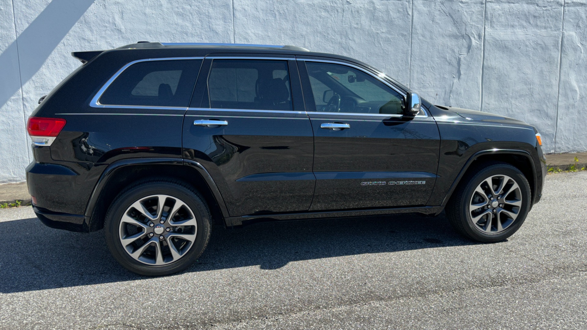 Used 2018 Jeep Grand Cherokee OVERLAND / LEATHER / RWD / PREMIUM SOUND / NAV for sale $31,695 at Formula Imports in Charlotte NC 28227 6