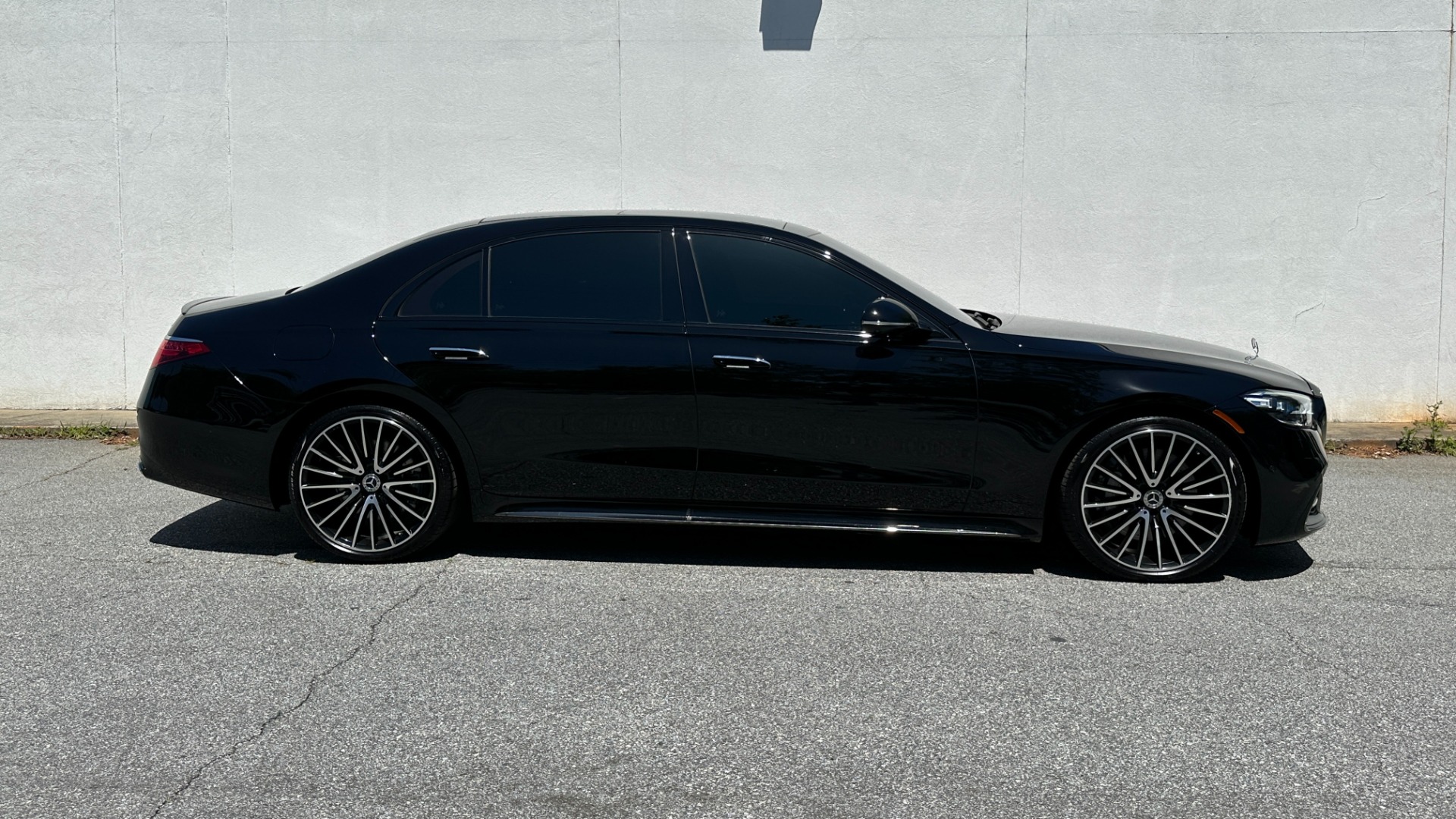 Used 2023 Mercedes-Benz S-Class S500 / AMG LINE / MBUX REAR ENTERTAINMENT / AMG WHEELS 21IN for sale $119,995 at Formula Imports in Charlotte NC 28227 3