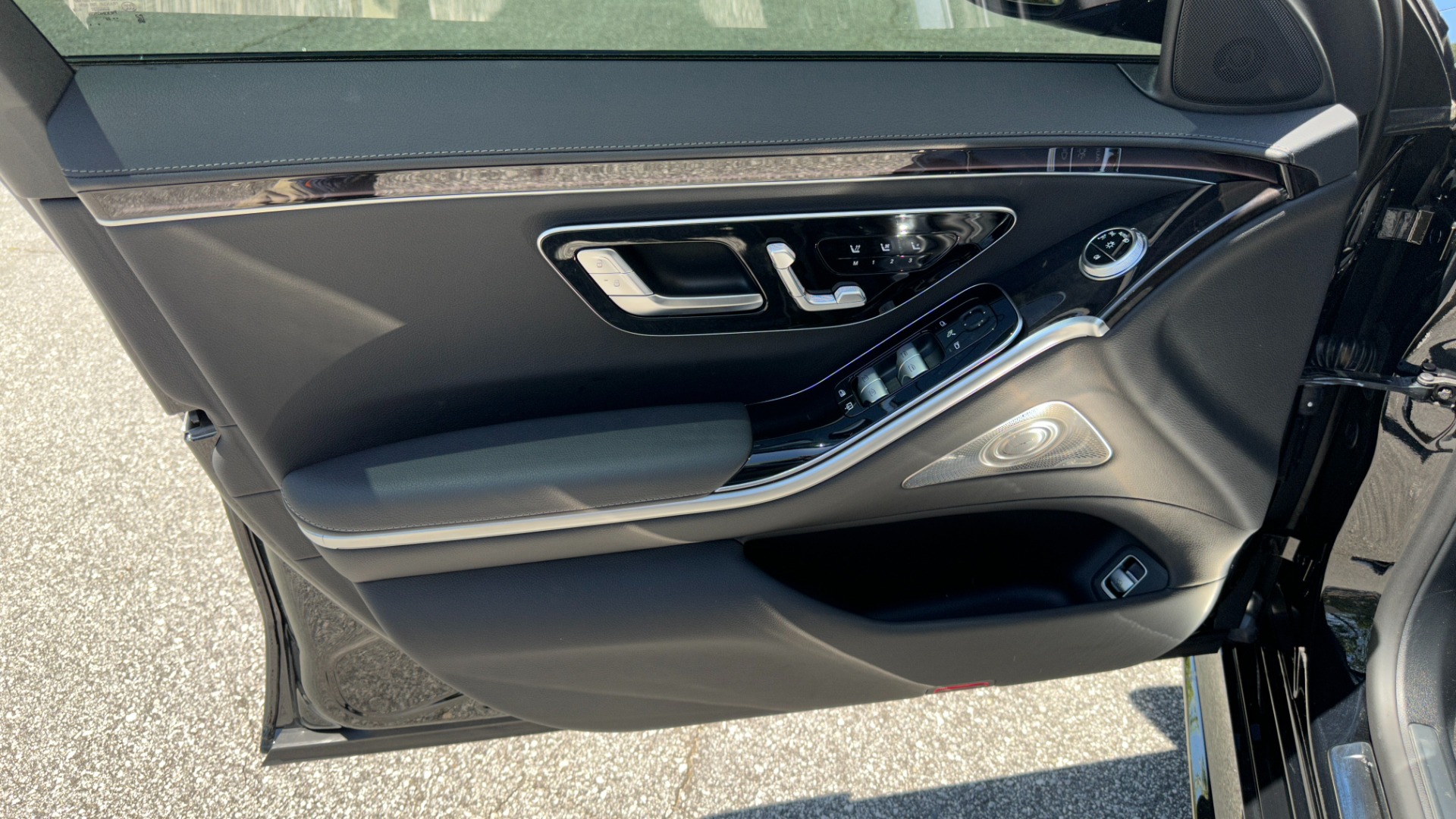 Used 2023 Mercedes-Benz S-Class S500 / AMG LINE / MBUX REAR ENTERTAINMENT / AMG WHEELS 21IN for sale $119,995 at Formula Imports in Charlotte NC 28227 9