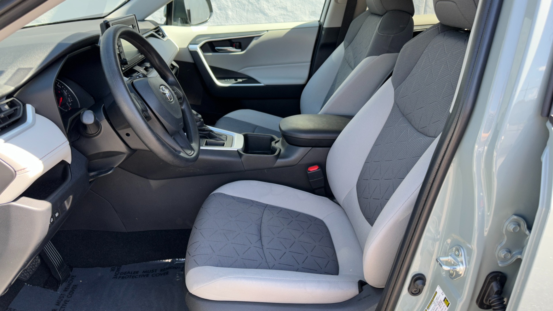 Used 2022 Toyota RAV4 XLE / CARPET MATS / FWD / 4CYL / CLOTH INTERIOR for sale $34,995 at Formula Imports in Charlotte NC 28227 11