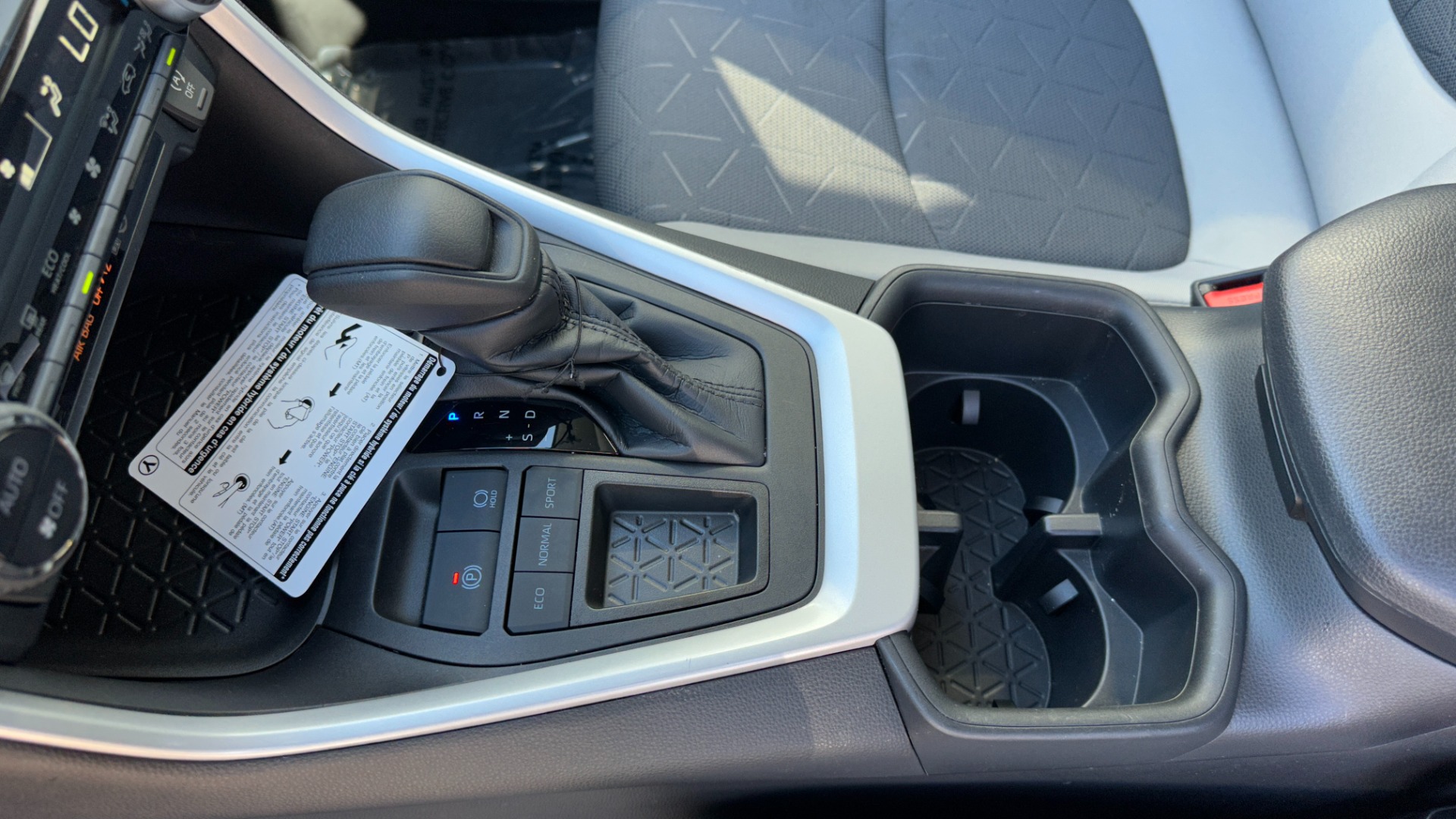 Used 2022 Toyota RAV4 XLE / CARPET MATS / FWD / 4CYL / CLOTH INTERIOR for sale $34,995 at Formula Imports in Charlotte NC 28227 21