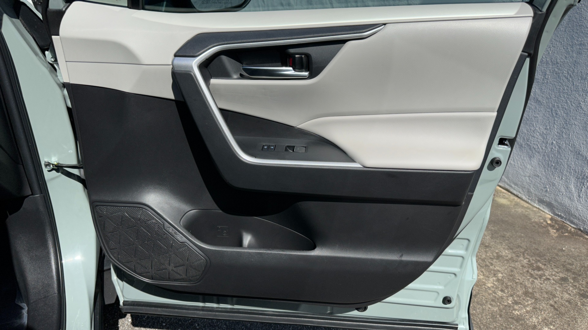 Used 2022 Toyota RAV4 XLE / CARPET MATS / FWD / 4CYL / CLOTH INTERIOR for sale $34,995 at Formula Imports in Charlotte NC 28227 31