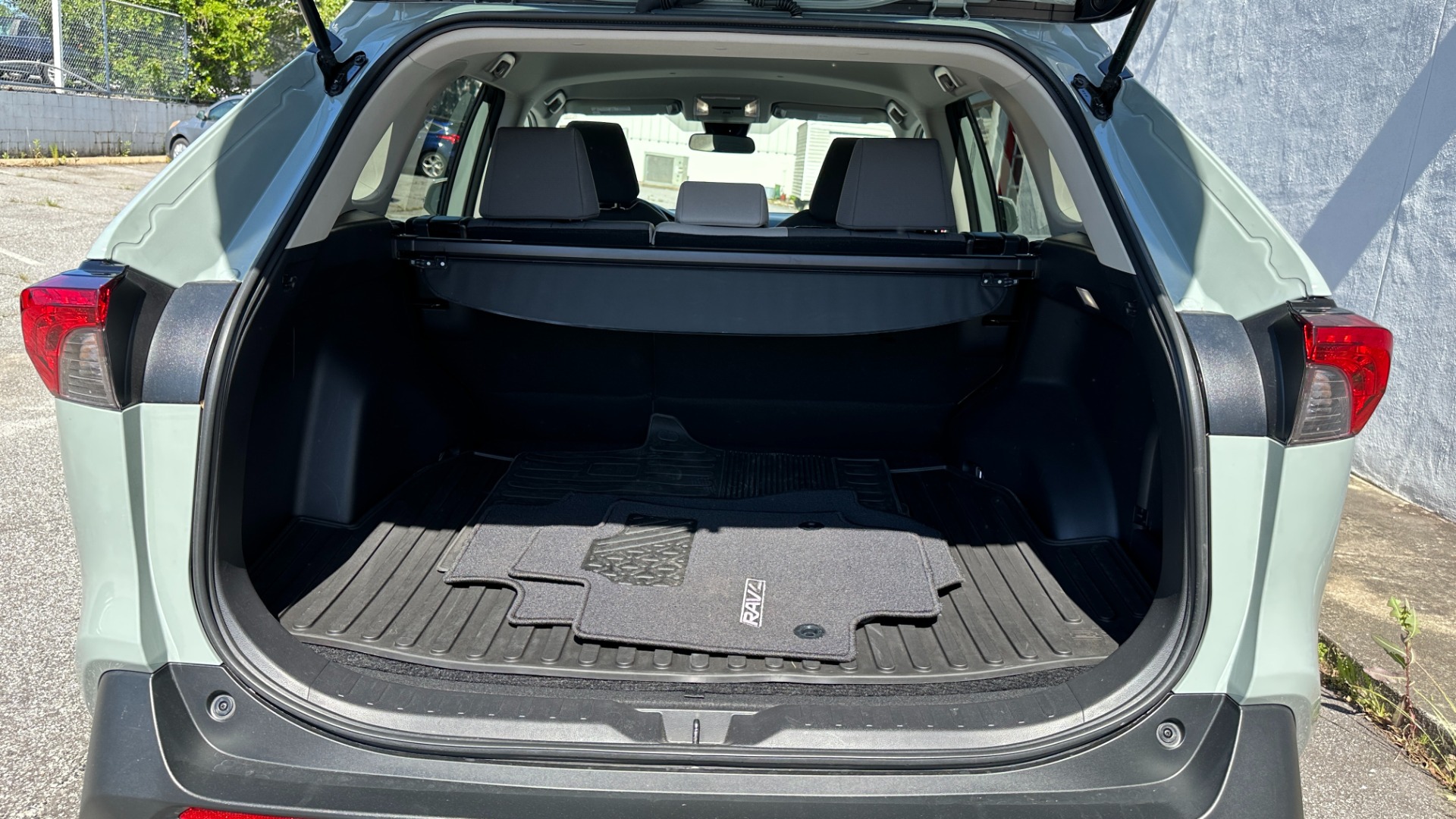 Used 2022 Toyota RAV4 XLE / CARPET MATS / FWD / 4CYL / CLOTH INTERIOR for sale $34,995 at Formula Imports in Charlotte NC 28227 41
