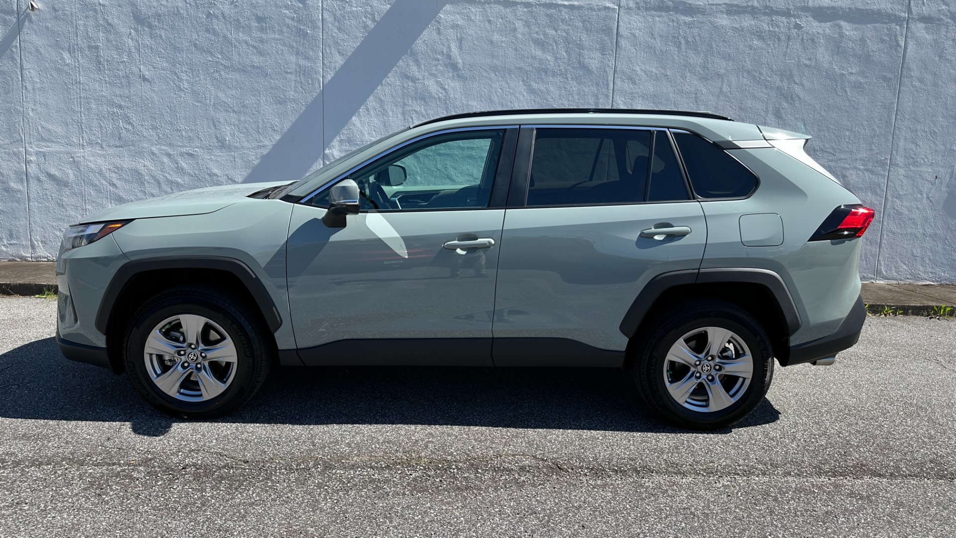 Used 2022 Toyota RAV4 XLE / CARPET MATS / FWD / 4CYL / CLOTH INTERIOR for sale $34,995 at Formula Imports in Charlotte NC 28227 6