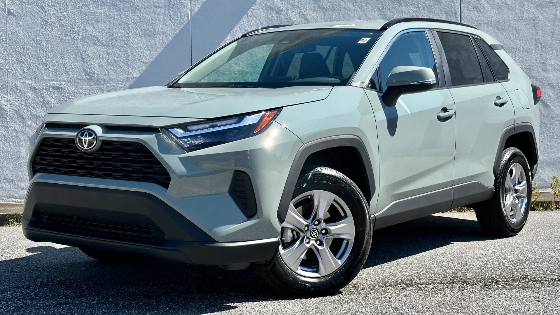 Used 2022 Toyota RAV4 XLE / CARPET MATS / FWD / 4CYL / CLOTH INTERIOR for sale $34,995 at Formula Imports in Charlotte NC 28227 1