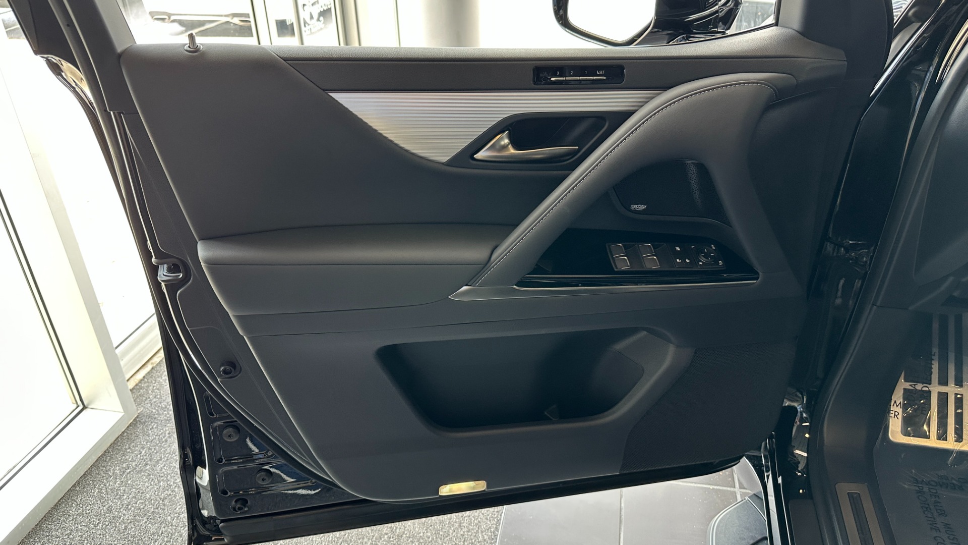 Used 2023 Lexus LX LX 600 F SPORT / MARK LEVINSON / HEIGHT CONTROL / CROSS BARS for sale $138,499 at Formula Imports in Charlotte NC 28227 11